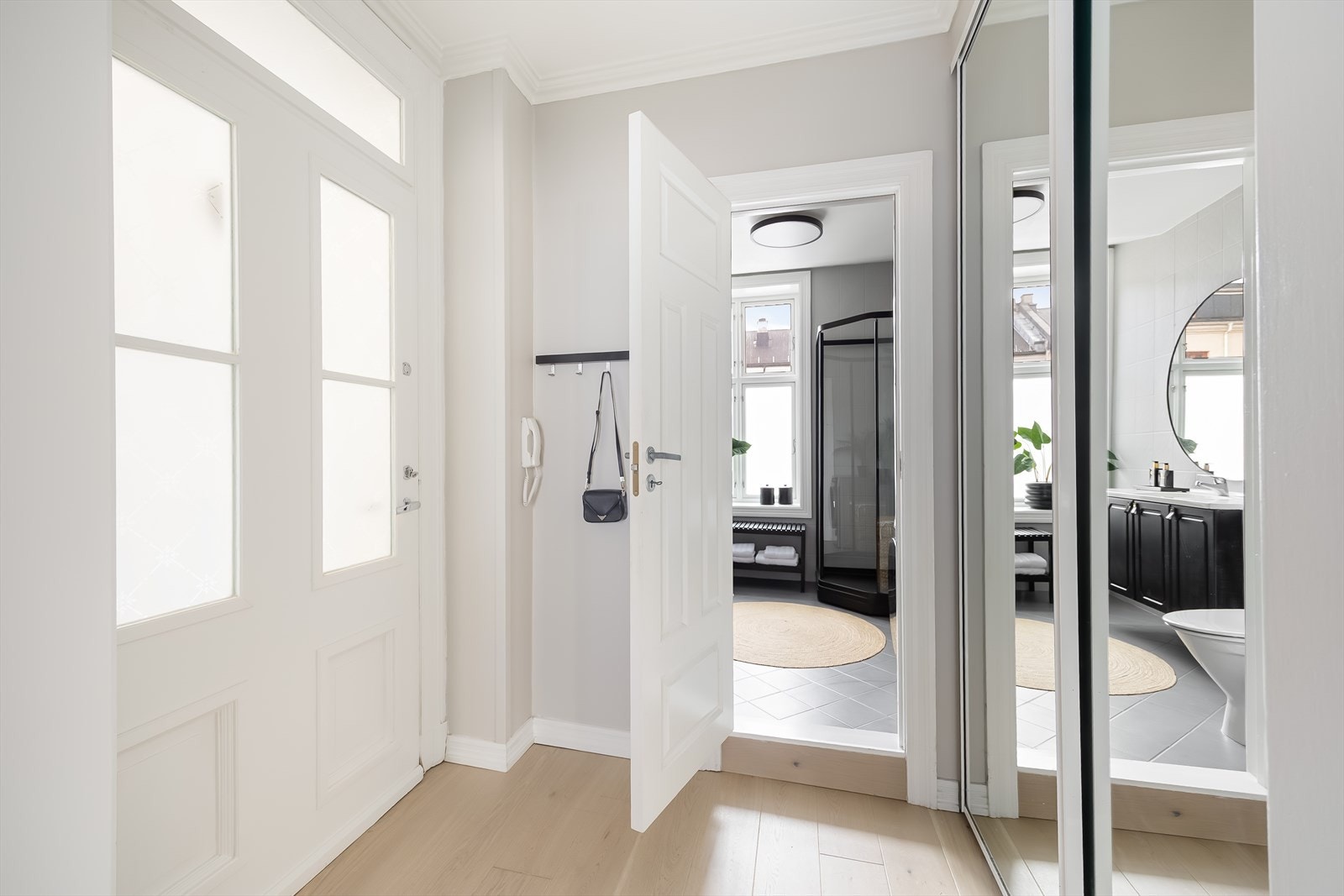 Garderobe med tilpasset skyvedør m/speil for effektiv oppbevaring i entréen. Galleribilde