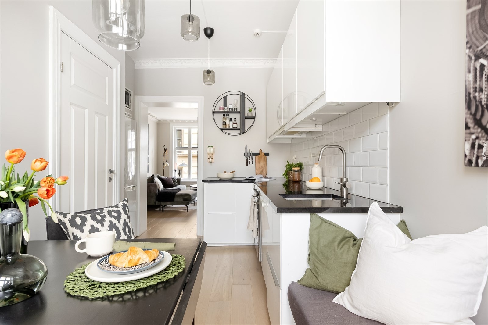 Kjøkkenet oppleves som et sosialt og hyggelig oppholdsrom i leiligheten, med hyggelig sittekrok hvor man kan nyte solrike ettermiddagstimer om sommeren. Galleribilde