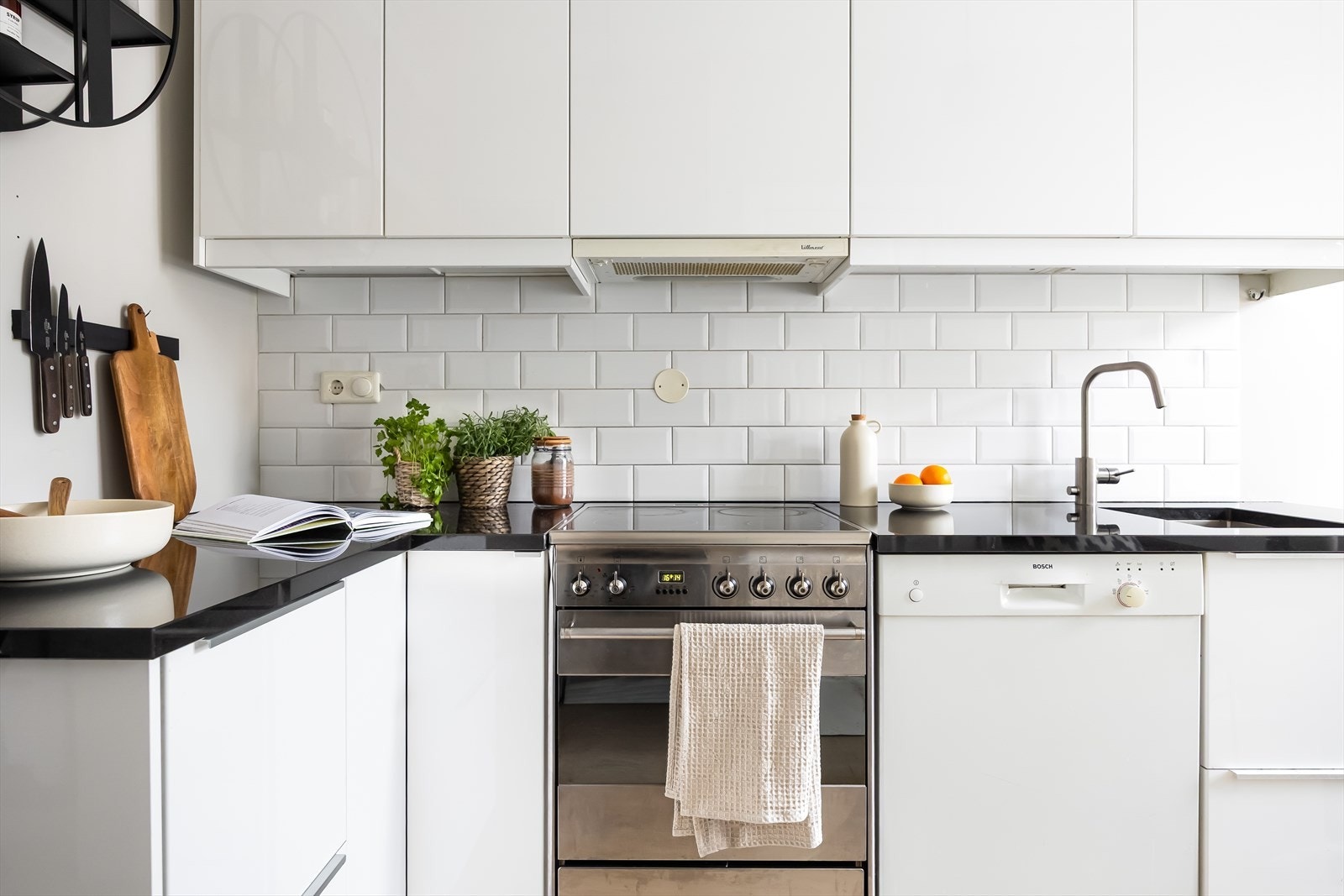 Rikelig med oppbevaringsplass i skap og skuffer. Galleribilde