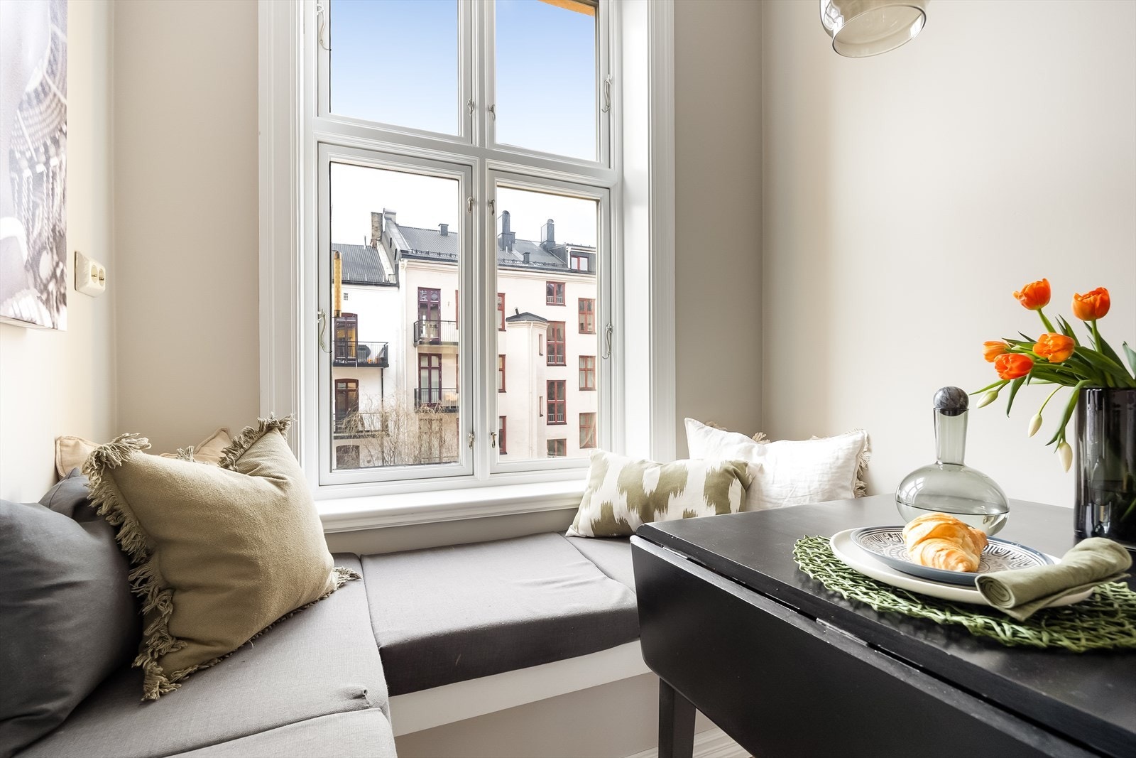 Praktisk sittegruppe på kjøkken gir en hyggelig spiseplass med utsikt. Galleribilde