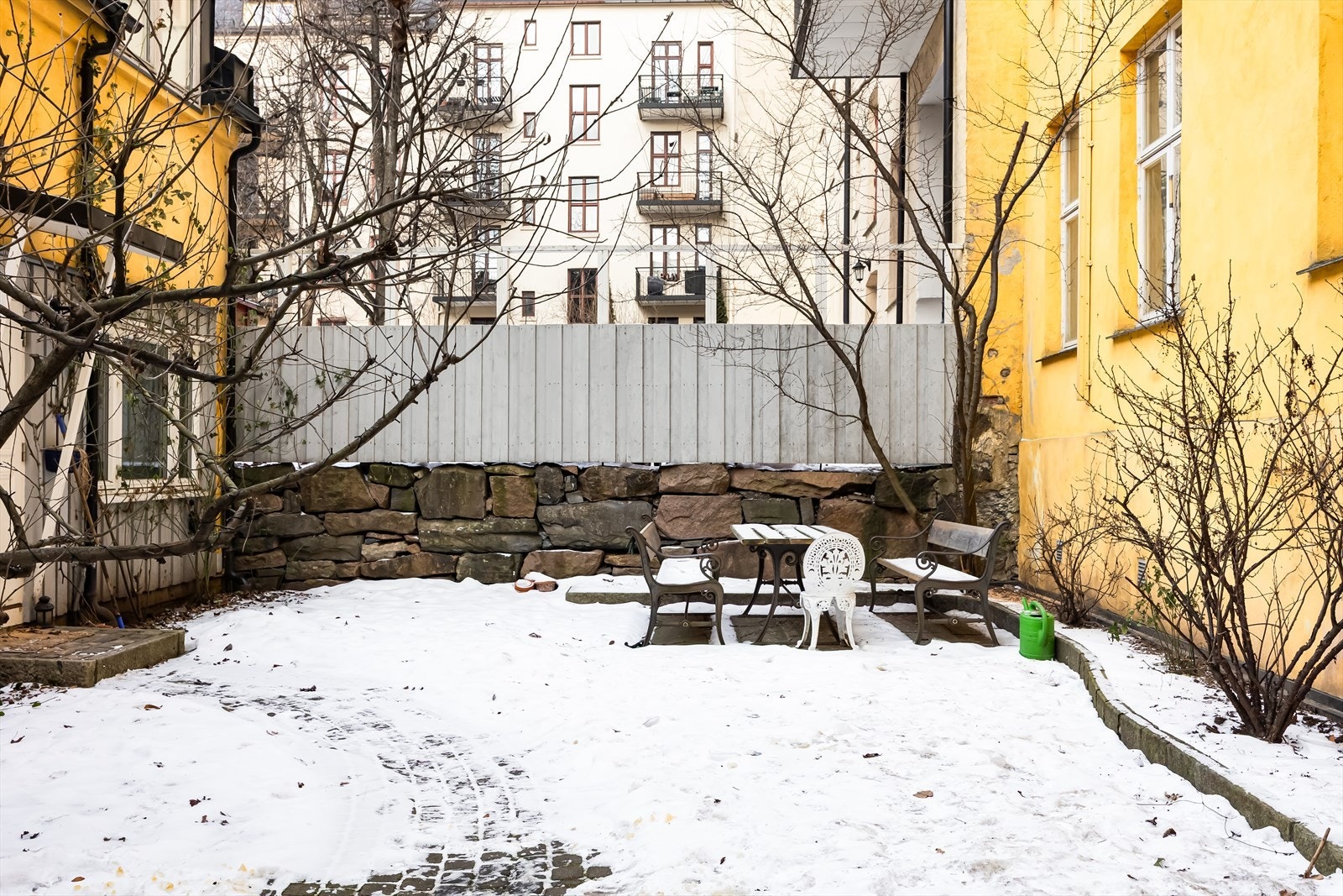 Sjarmerende bakgård som fylles med grønt liv når våren og sommeren kommer. Galleribilde