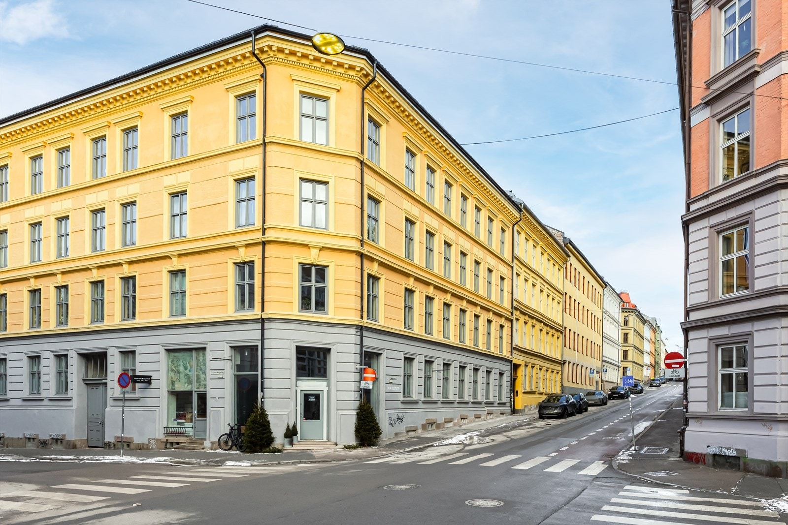 Bygården fra 1892 har en verneverdig mursteinskonstruksjon med elegante detaljer og velholdt fasade. Galleribilde
