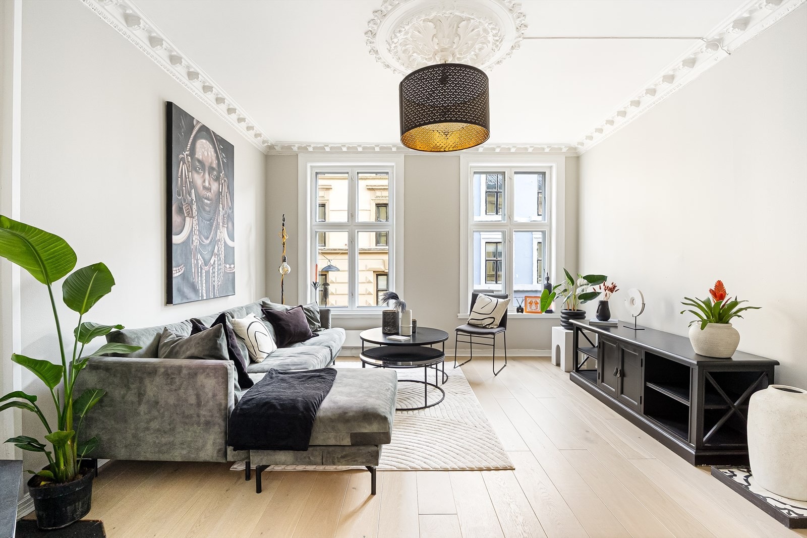 Stuen har slettmalte vegger og parkettgulv. Store vinduer for rikelig med naturlig lys. Galleribilde