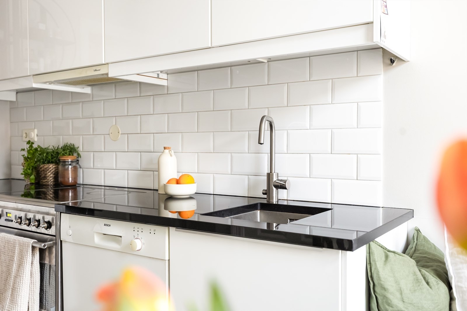 Kjøkkenet er utstyrt med integrerte hvitevarer. Galleribilde