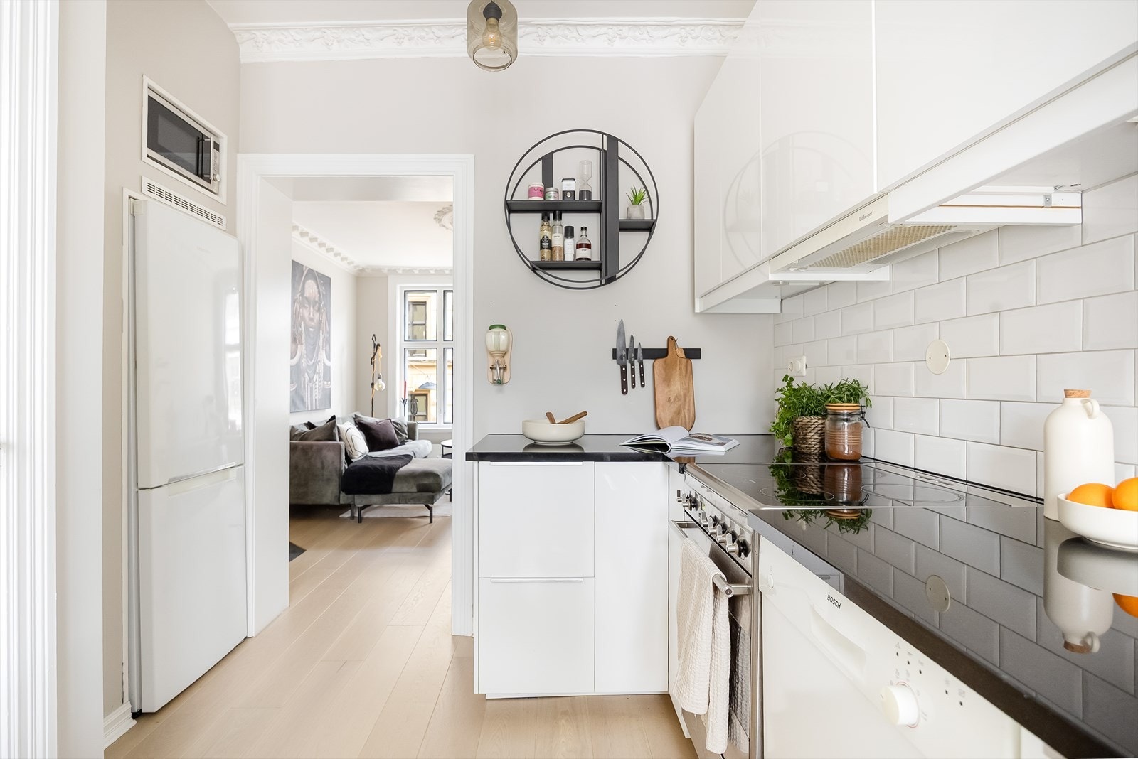 Direkte forbindelse til stuen gir en naturlig overgang fra kjøkkenet. Galleribilde