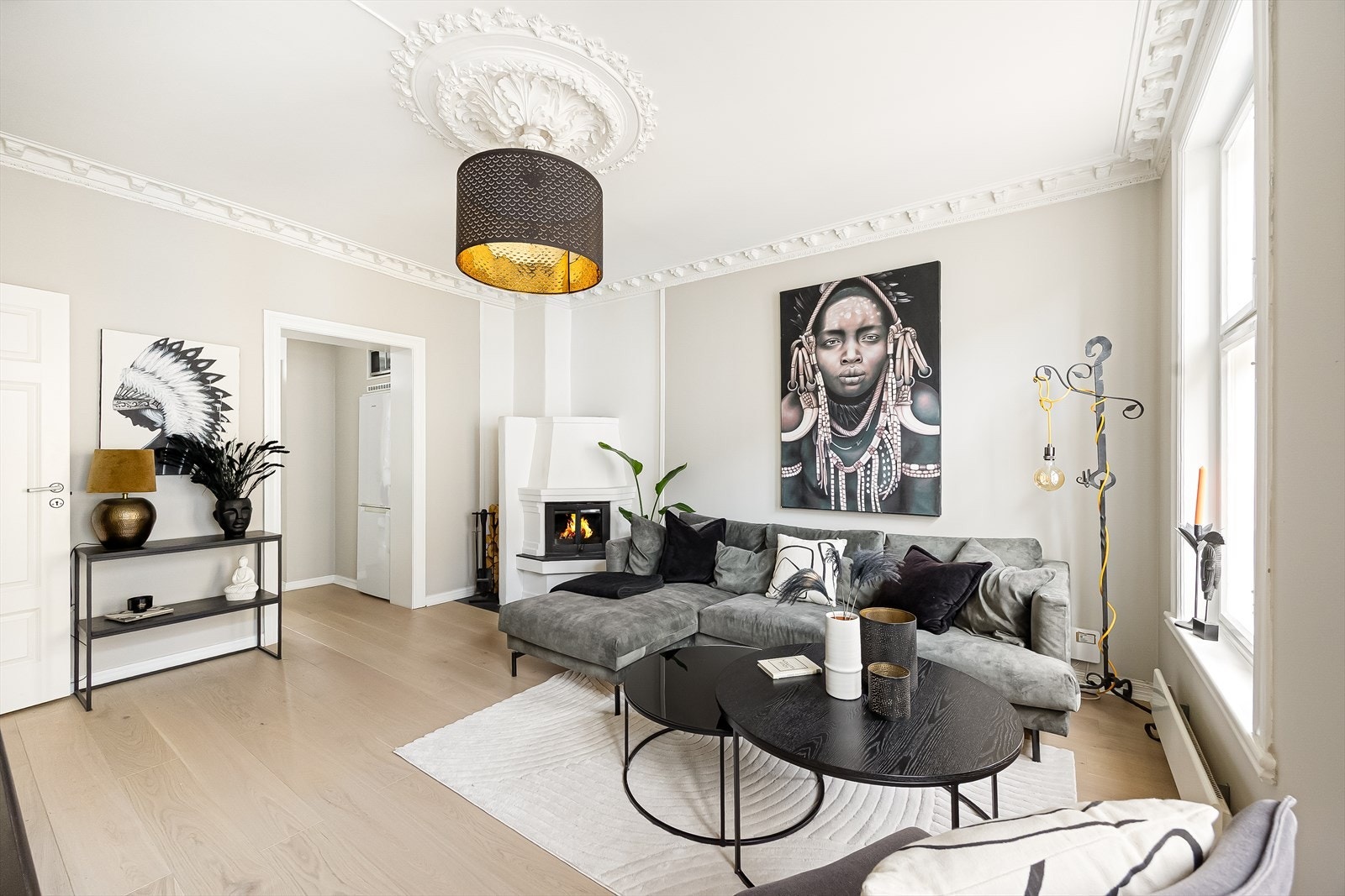 Høy takhøyde med dekorativ stukkatur gir rommet et klassisk preg. Galleribilde