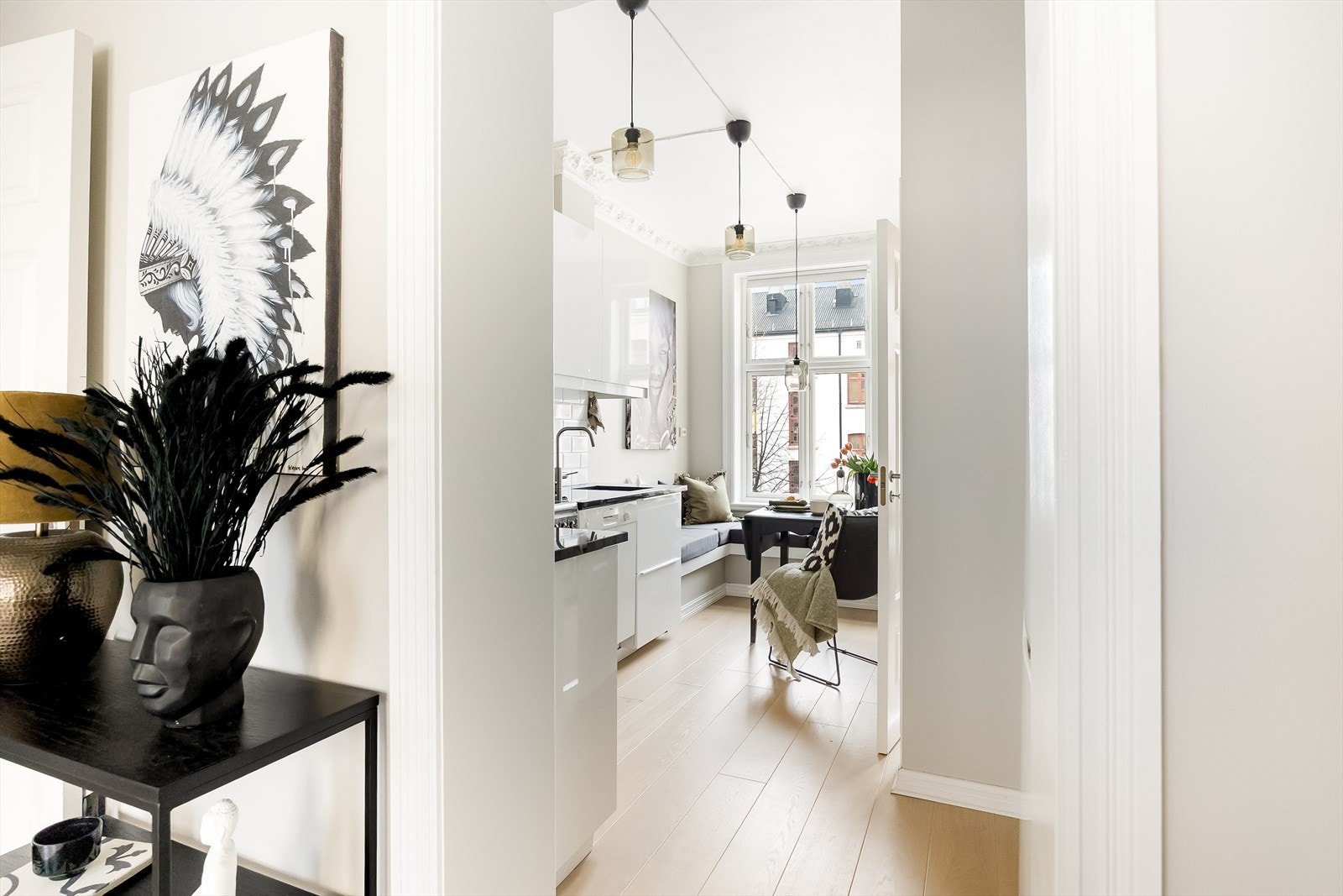 Parkettgulv og slettmalte vegger i gangen. Galleribilde