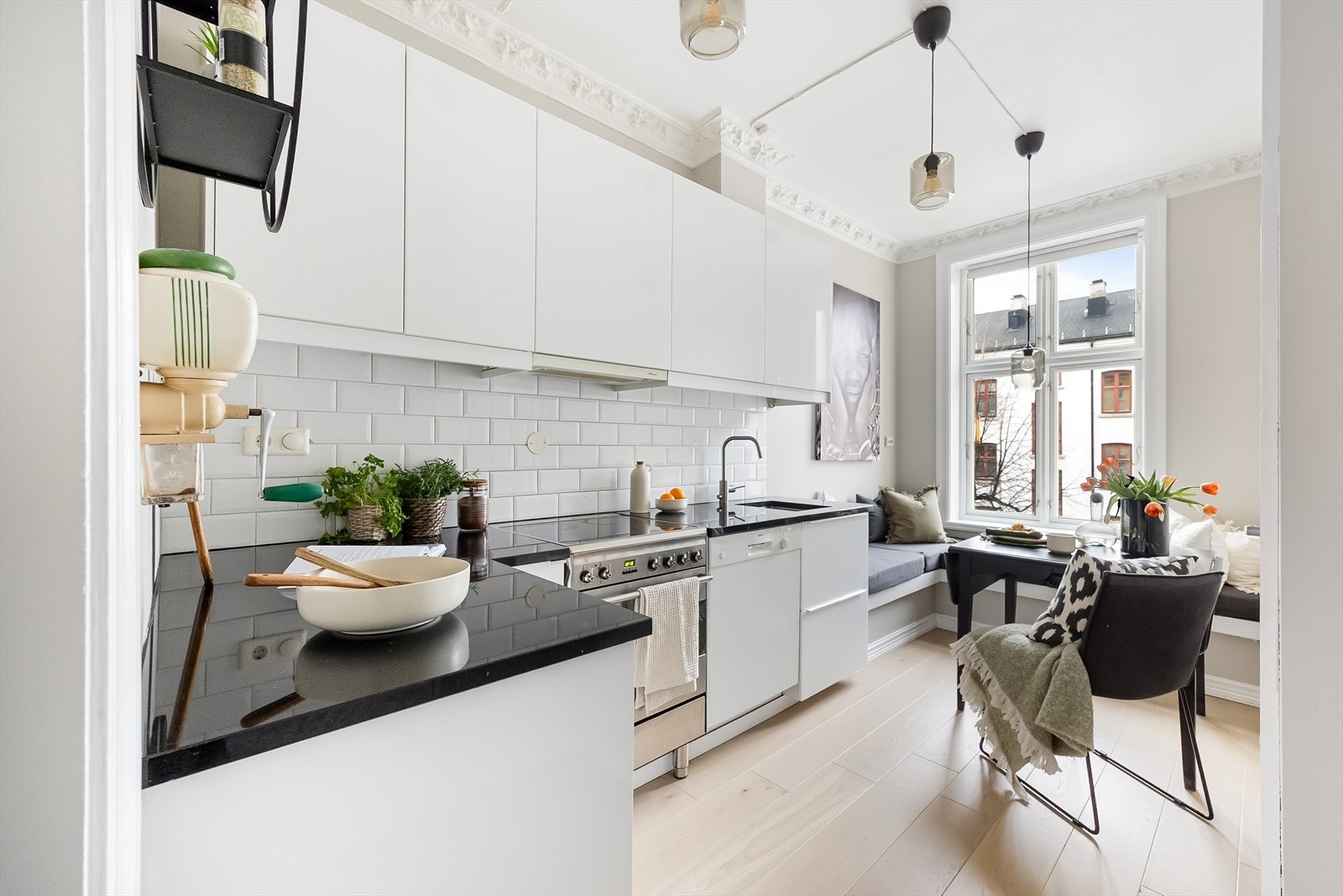 Kjøkkenet har hvite fronter og benkeplate av stein med nedfelt vask. Galleribilde