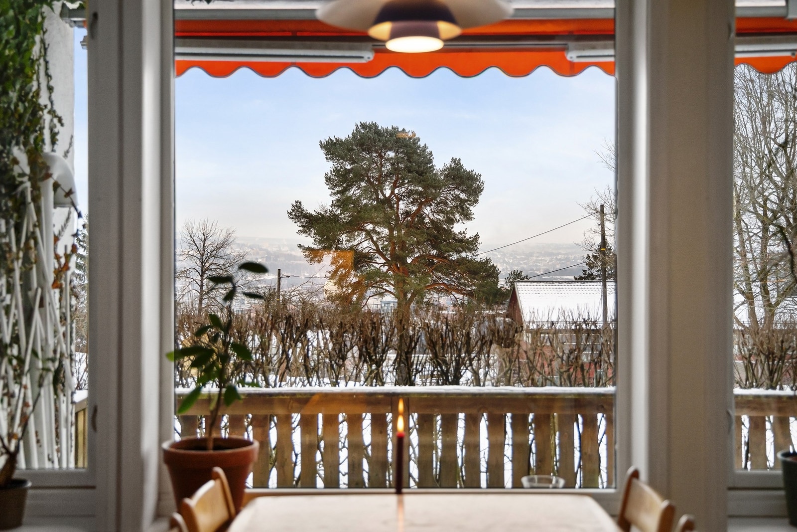 Fra spisebordet er det luftig og åpen utsikt Galleribilde