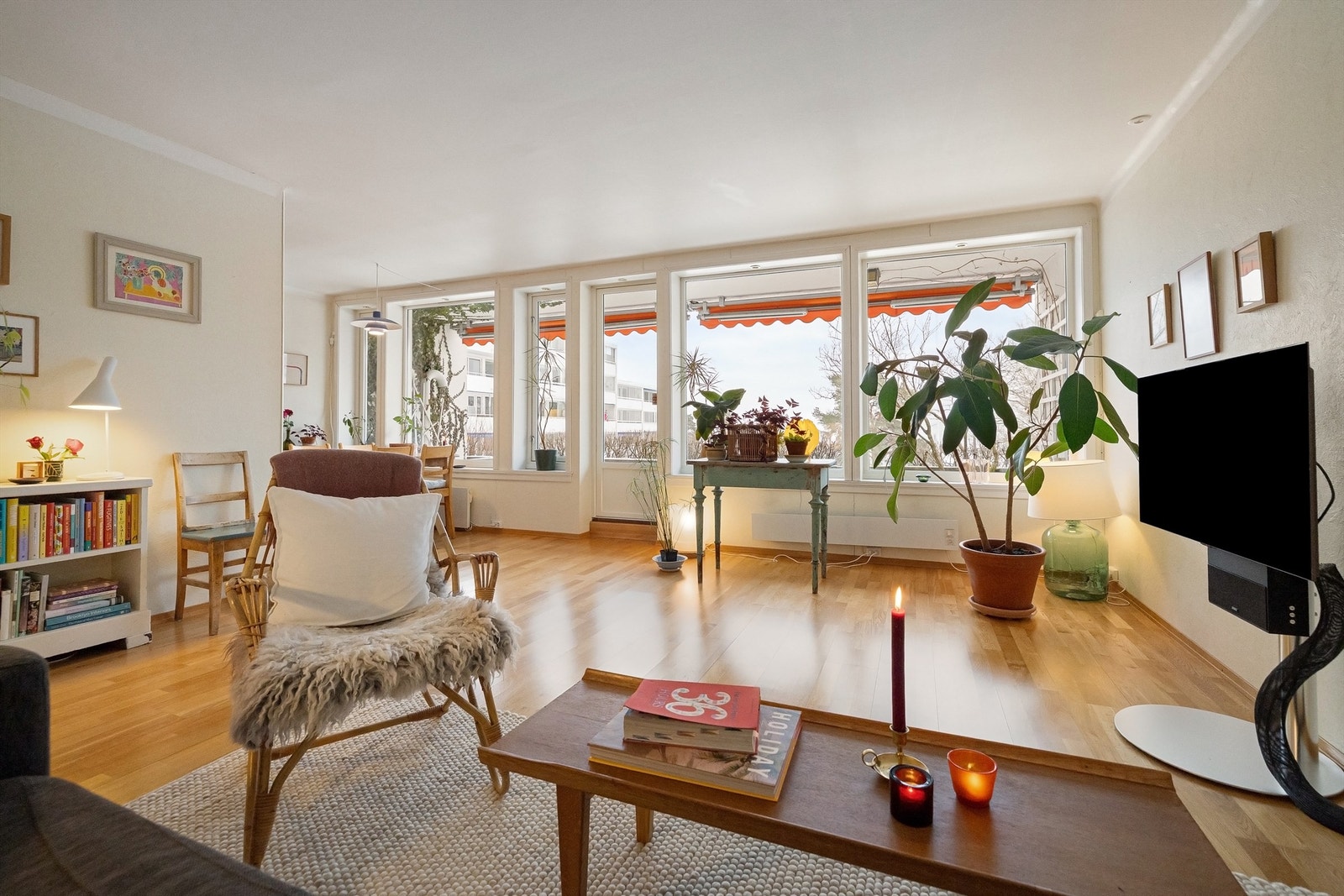 At leiligheten befinner seg i 1. etasje, med fritt utsyn mot frodig fellesarealer sørger for at det er lite innsyn inn til stuen Galleribilde