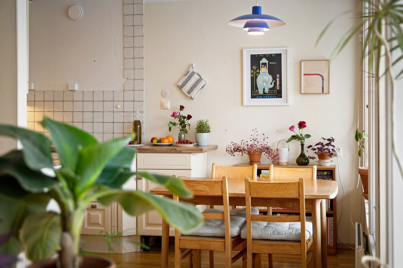 I direkte tilknytning til både kjøkken og stue er det fin plass til spisebord - et naturlig samlingssted for venner og familie Galleribilde