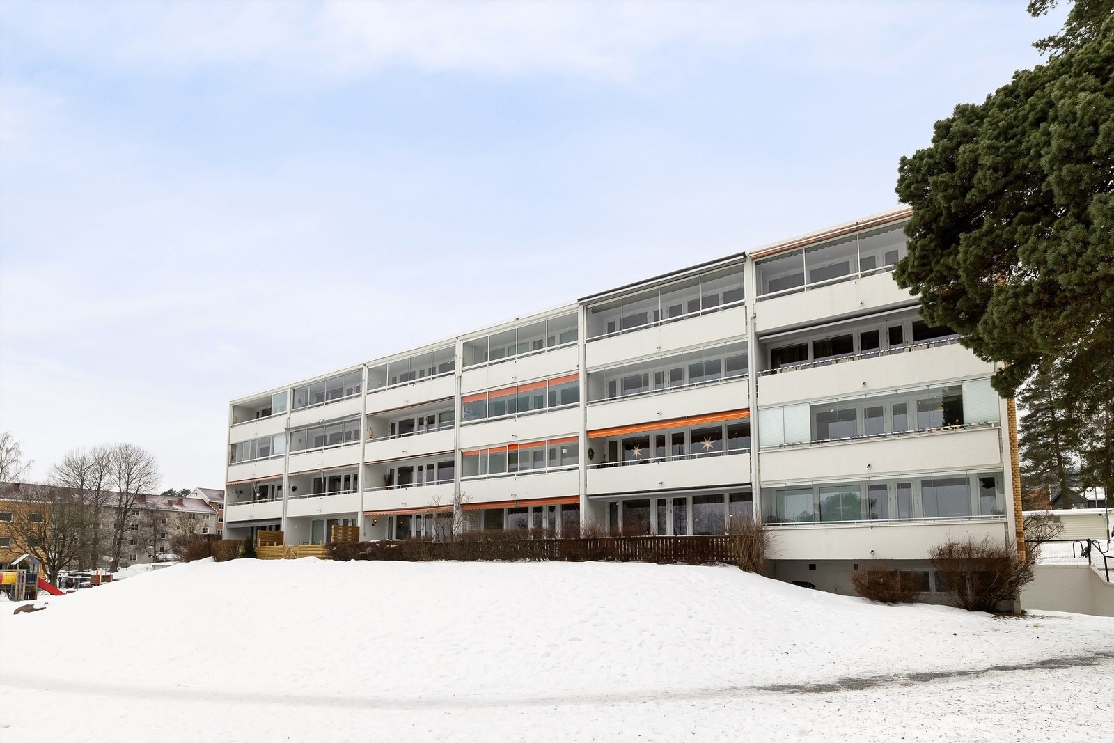Her bor du i rolige og barnevennlige omgivelser på Tonsenhagen, et populært boområde med løyper/turstier i marka like utenfor døren, samtidig som man har enkel adkomst til sentrum Galleribilde