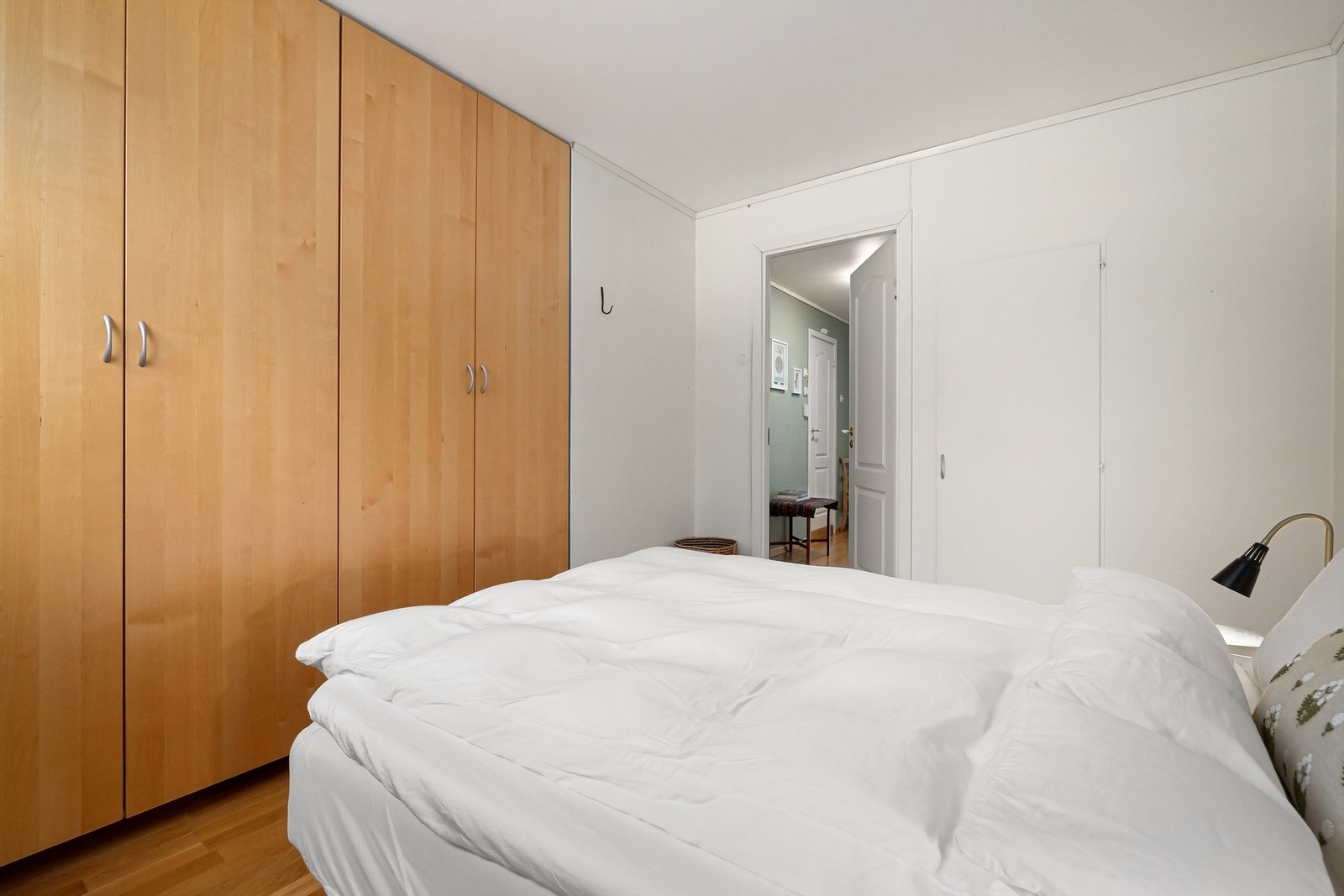 Dobbel garderobe er montert og gir svært god lagringskapasitet Galleribilde