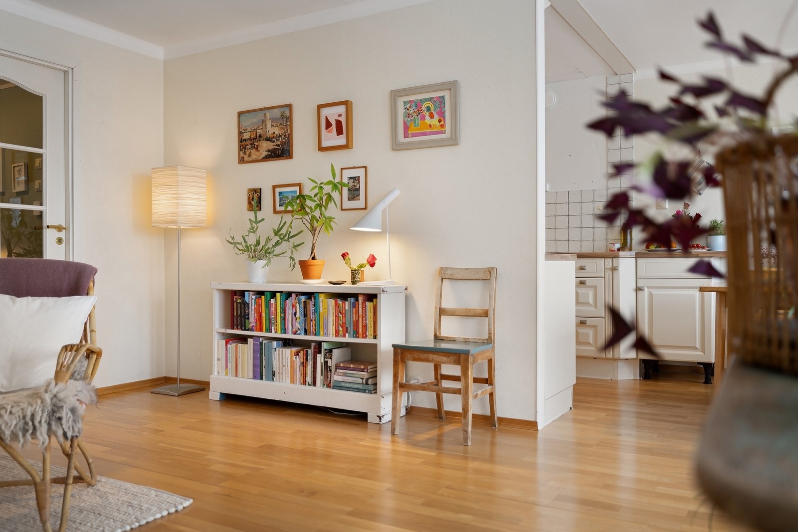 Det er rikelig med plass for sittegruppe med tilhørende møblement og tv-seksjon i stuen Galleribilde