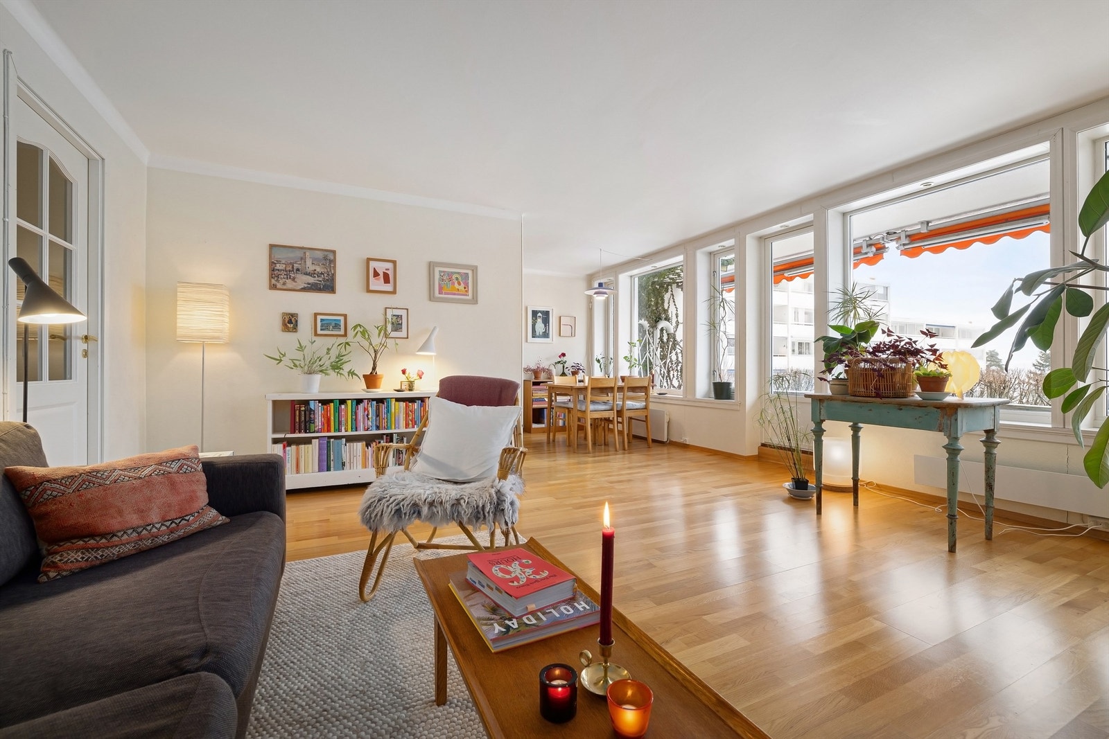 Rommet har store vindusflater som sørger for at det kommer mye naturlig lys inn i boligen Galleribilde