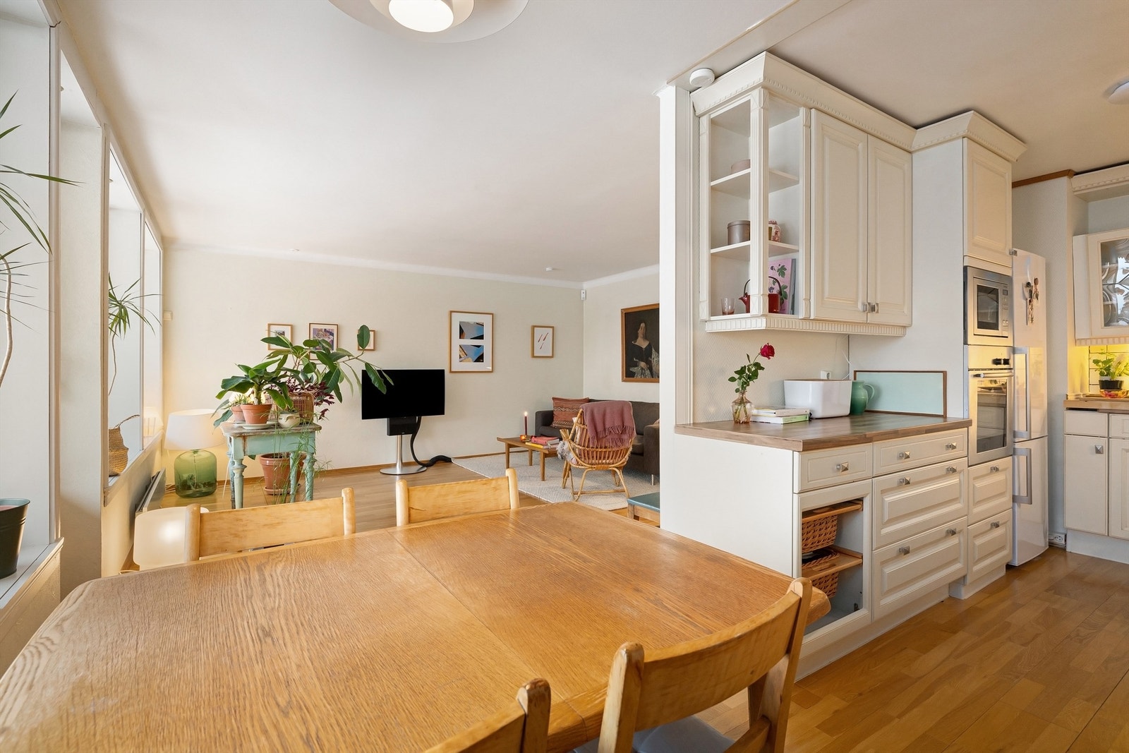 Den delvis åpne kjøkkenløsningen oppleves skjermet, men har en god kommunikasjon med stuen Galleribilde