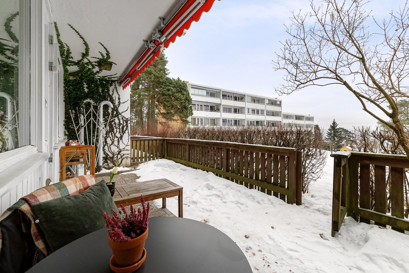 Direkte adkomst til stort, grønt og bilfritt fellesareal som er meget praktisk om du har hund eller katt og der barna kan løpe rett til lekeplassen Galleribilde