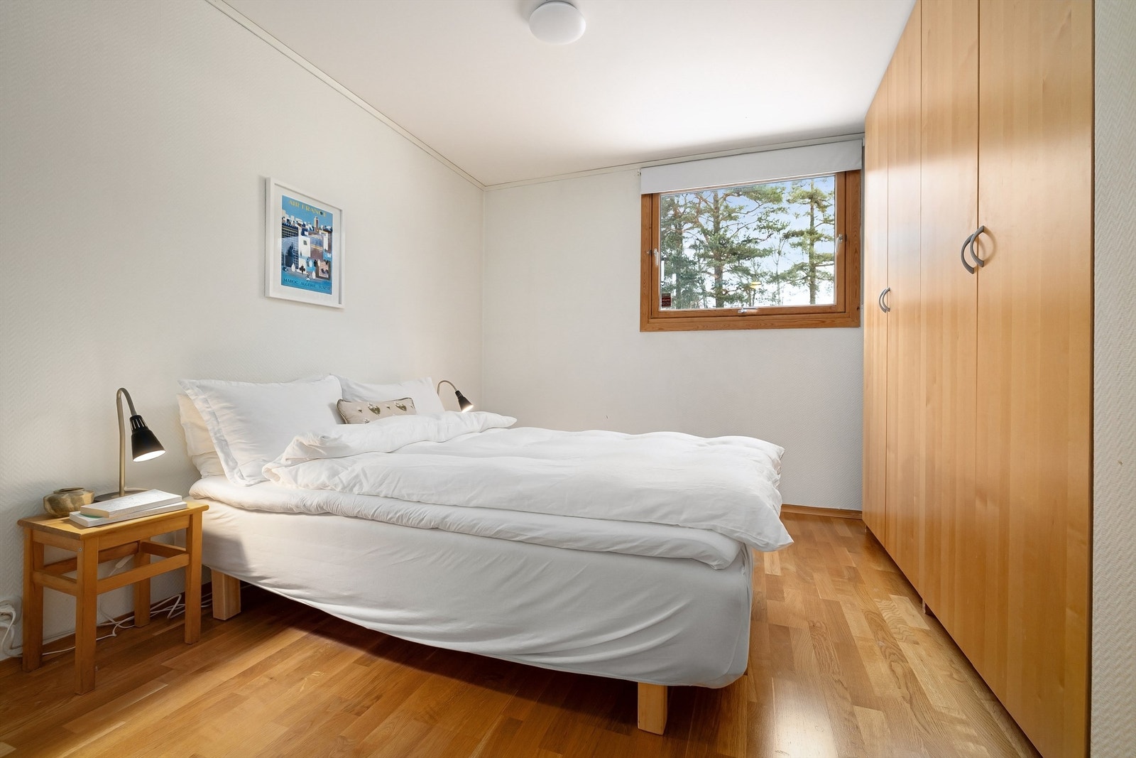 Hovedsoverommet vender ut mot skogholt og har god størrelse med plass til dobbeltseng Galleribilde