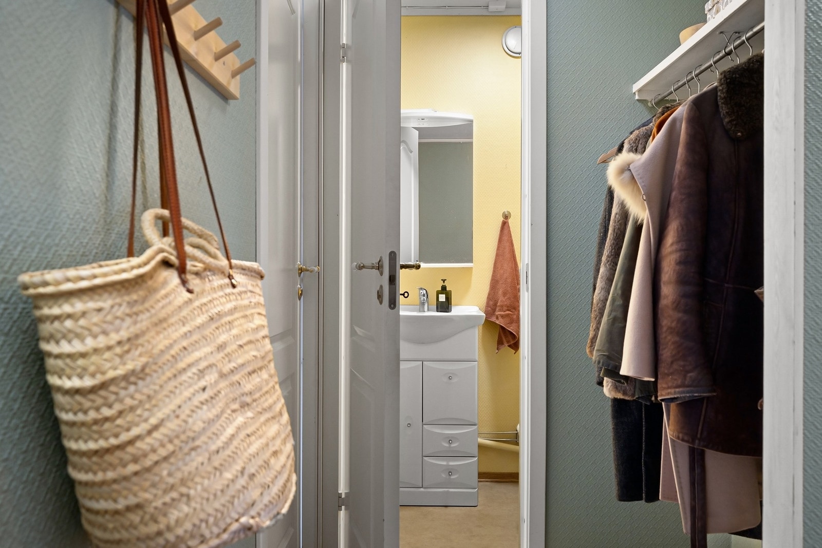 Praktisk separat toalettrom med adkomst fra entré Galleribilde