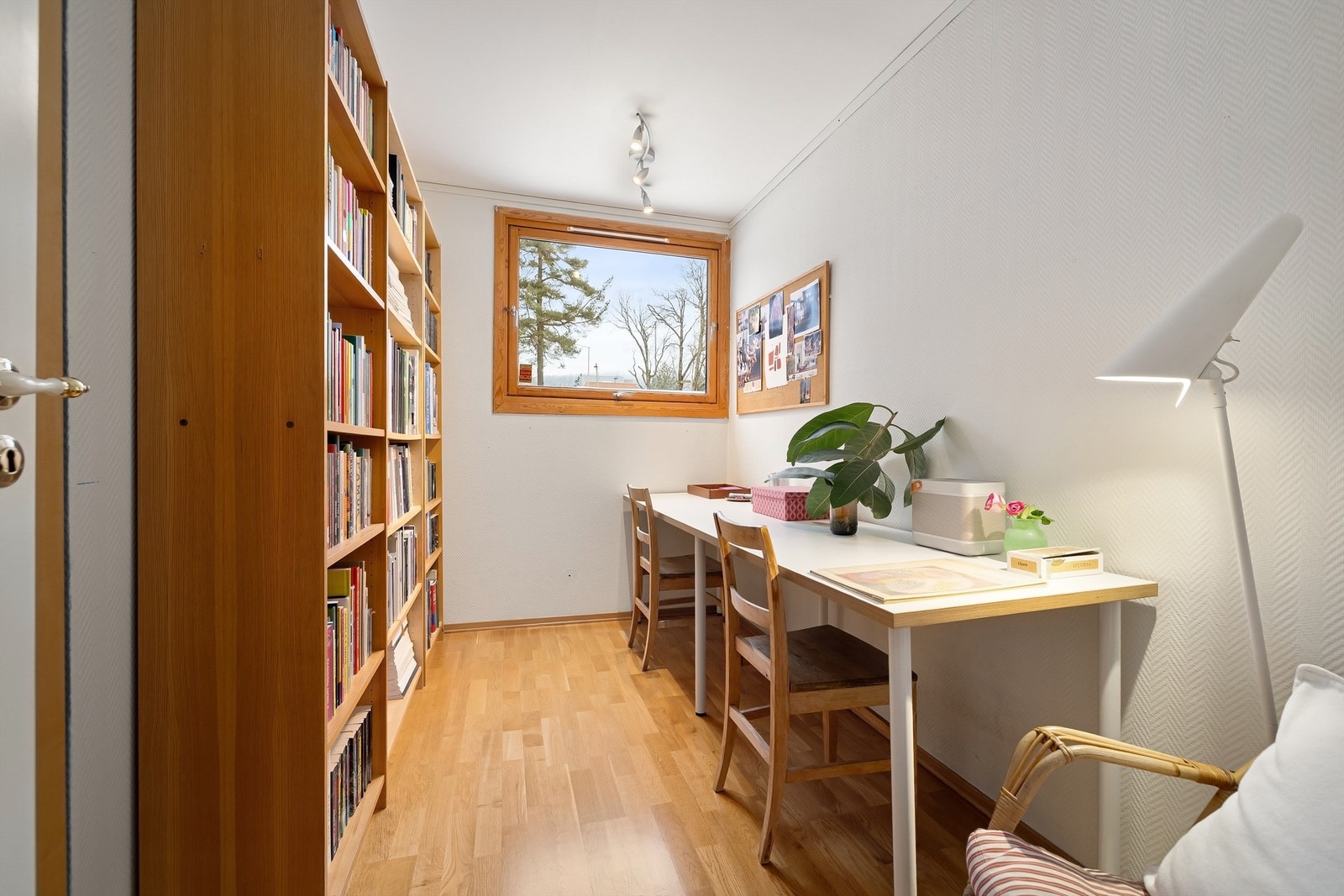 Boligens andre soverom er også av god størrelse og egner seg like godt som gjesterom, barnerom eller kanskje et romslig kontor? Galleribilde