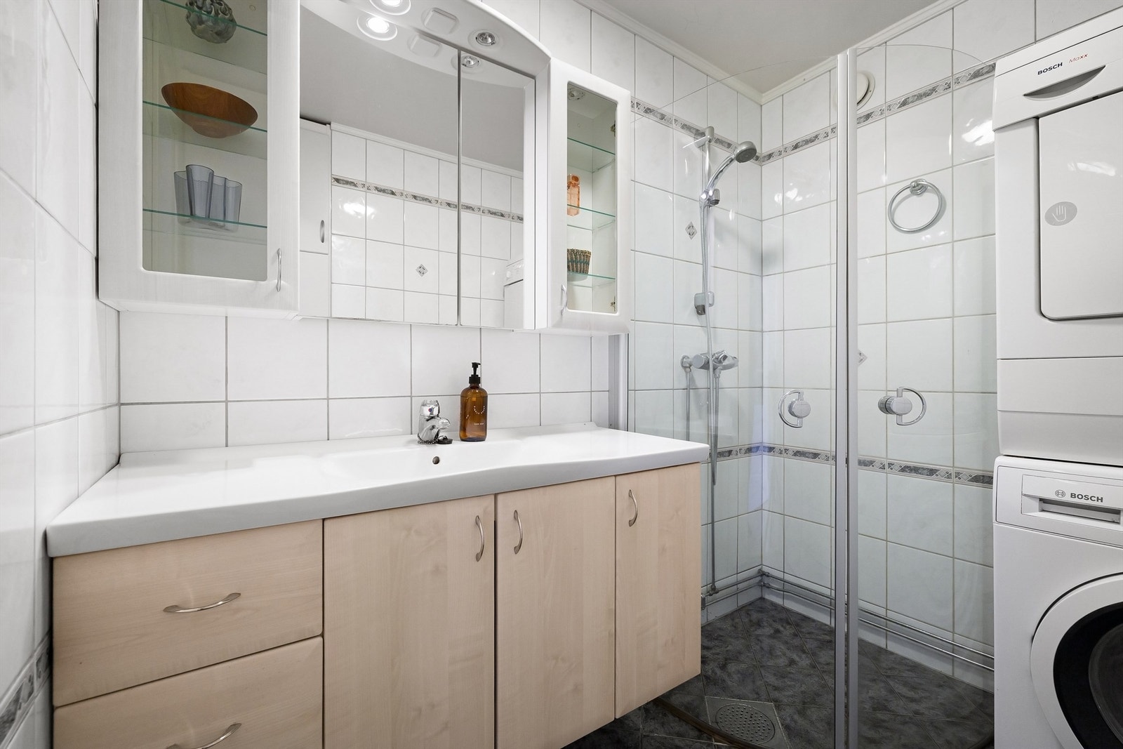 Baderommet har eldre standard og har med bakgrunn i alder fått en helhetsvurdering til TG3 - oppgradering bør påregnes Galleribilde