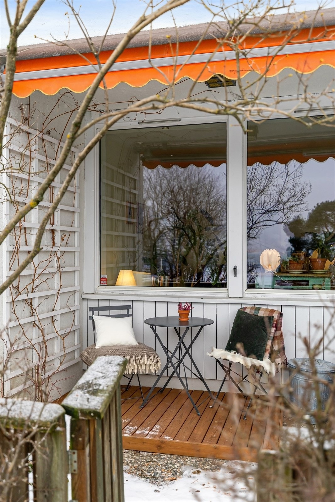 Denne hyggelige uteplassen skaper en herlig forlengelse av boligen hele sommeren! Galleribilde