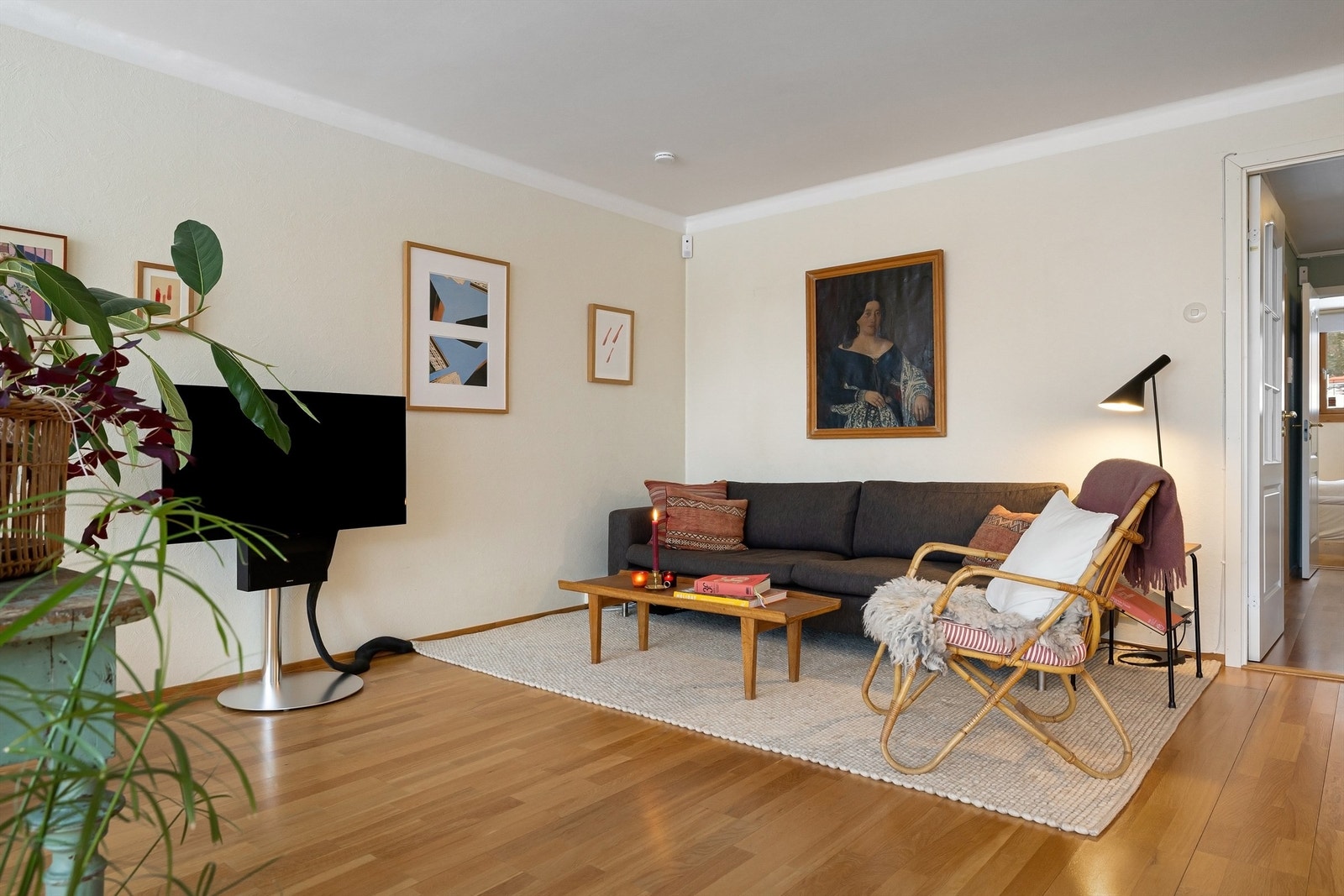 Leiligheten ligger usjenert til i byggets 1 etasje med en sydvendt og skjermet uteplass på 20 kvm med gode solforhold Galleribilde