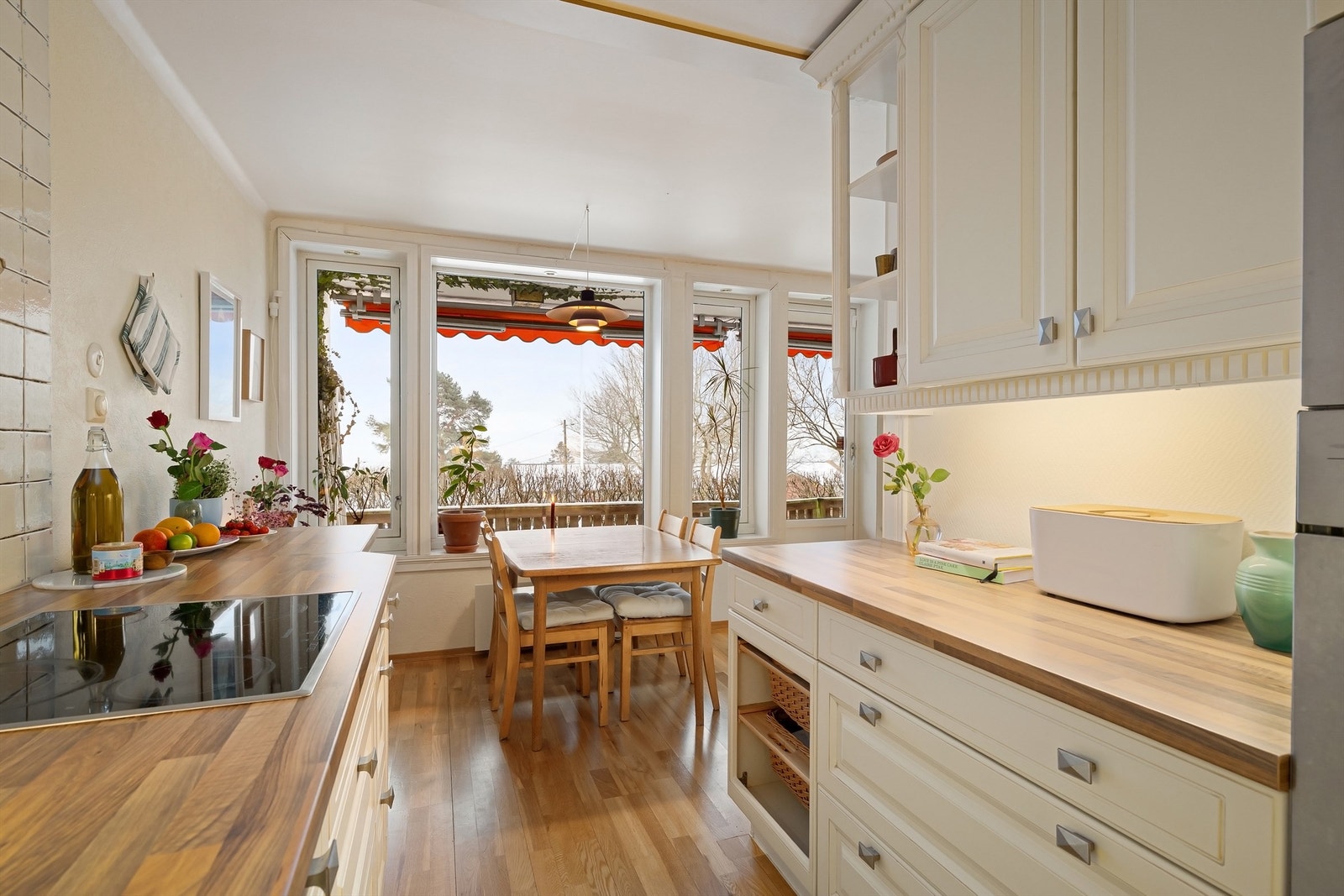 Integrerte hvitevarer som komfyr, mikrobølgeovn (defekt), oppvaskmaskin og platetopp. Kjøleskap er plassert i nisje Galleribilde