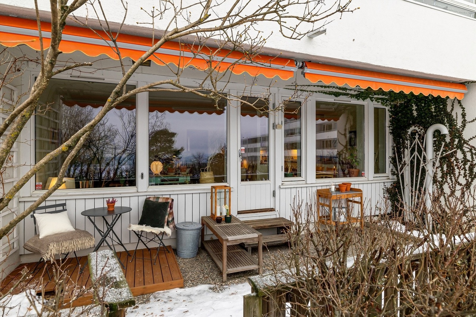 Uteplassen er delvis overbygget og skjermet med hekk Galleribilde