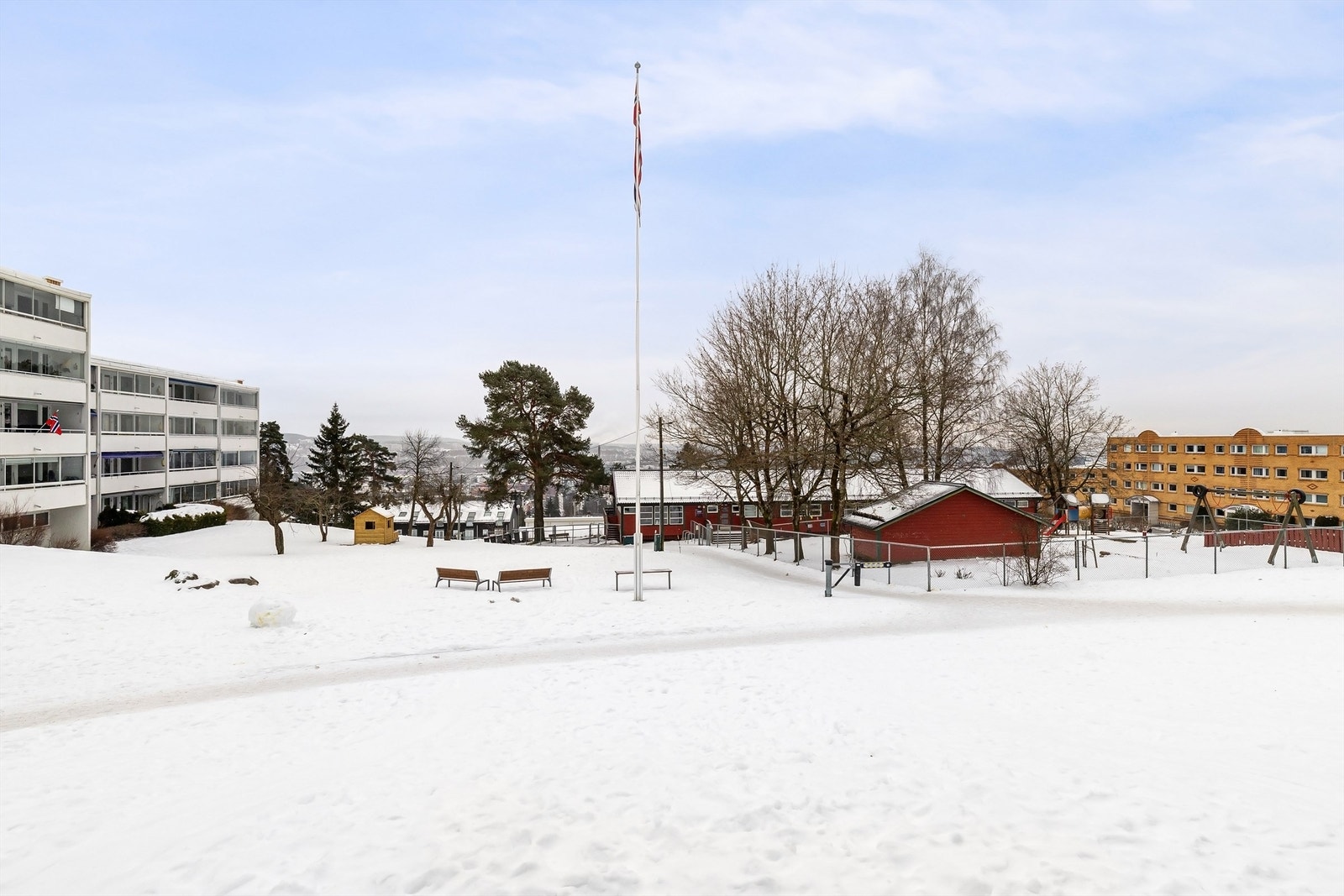 Hyggelig og veldrevet borettslaget med store fellesområder og kort vei til ballbinge, lekeplass, skøytebane, hesteridning og et godt aktivitetstilbud for både store og små! Galleribilde