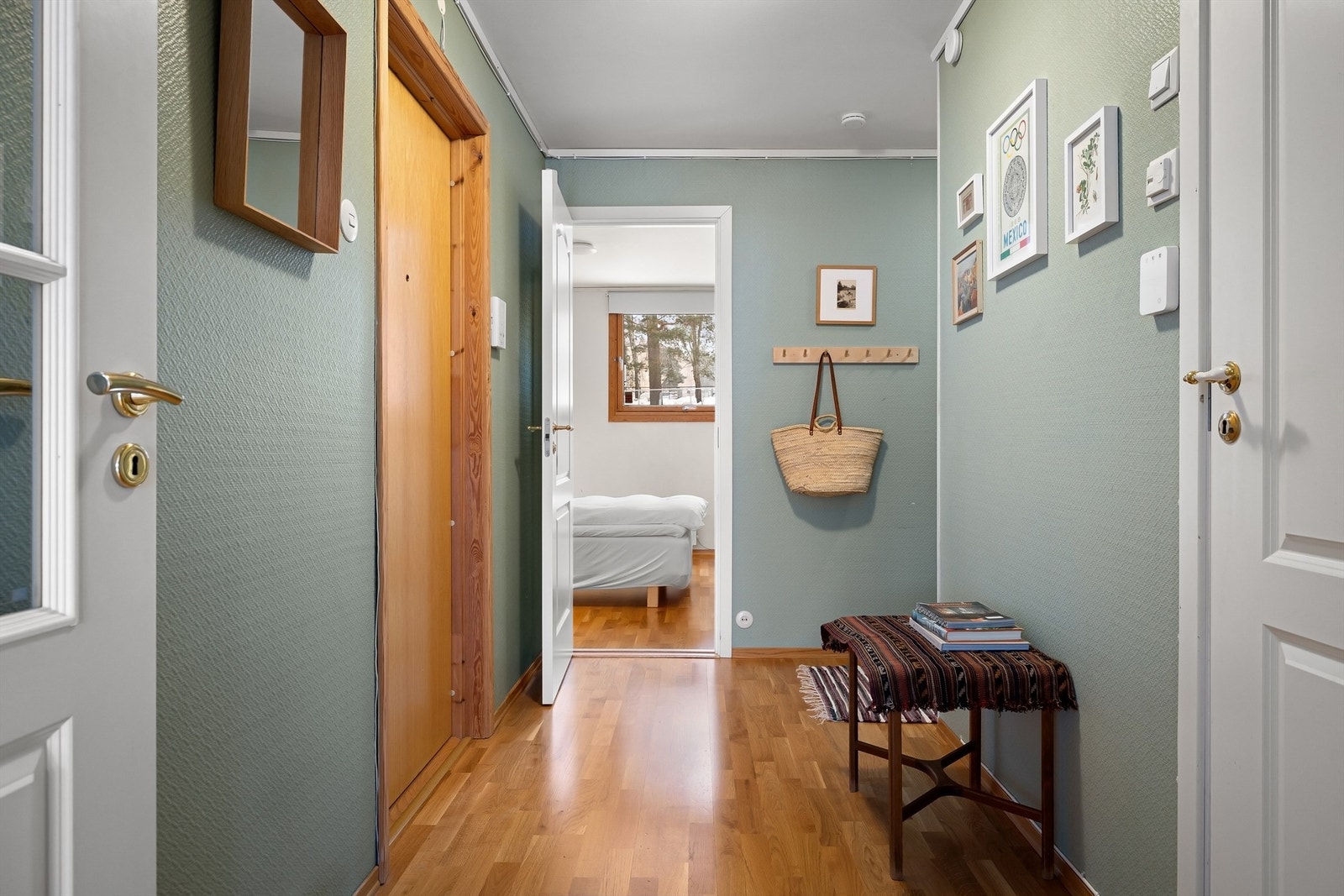 Romslig inngangsparti med god plass til både jakker og sko i skjermet nisje Galleribilde