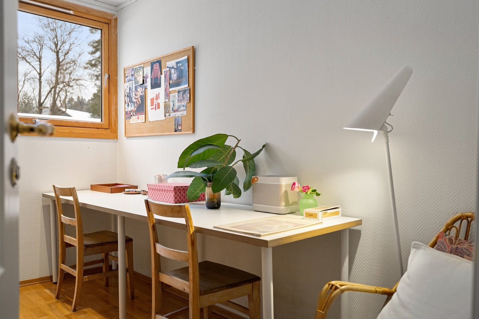 Begge soverom har eikeparkett på gulv og malte vegg- og himlingsflater Galleribilde