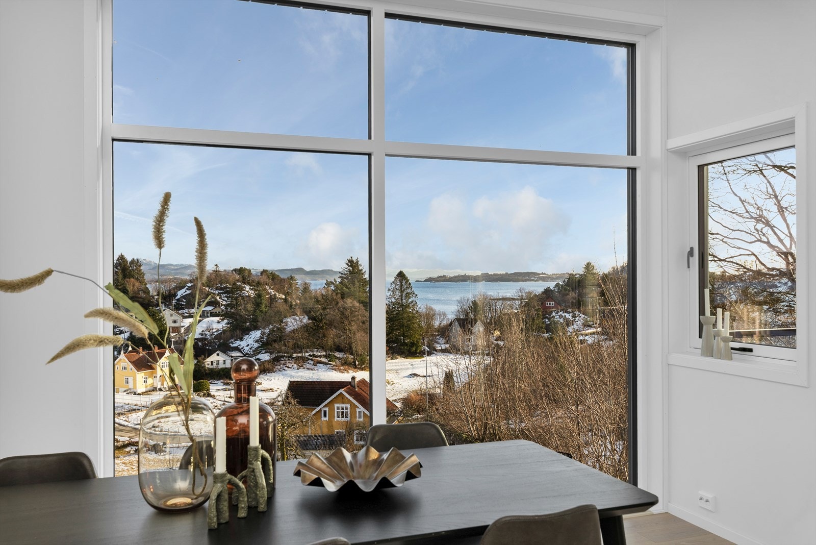 Stue - store vindusflater forsterker den flotte utsikten Galleribilde