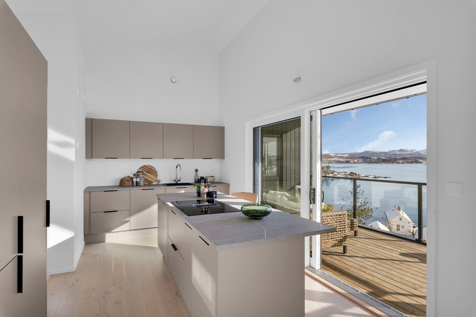 Kjøkken - praktisk innredet med god benk- og lagringsplass Galleribilde