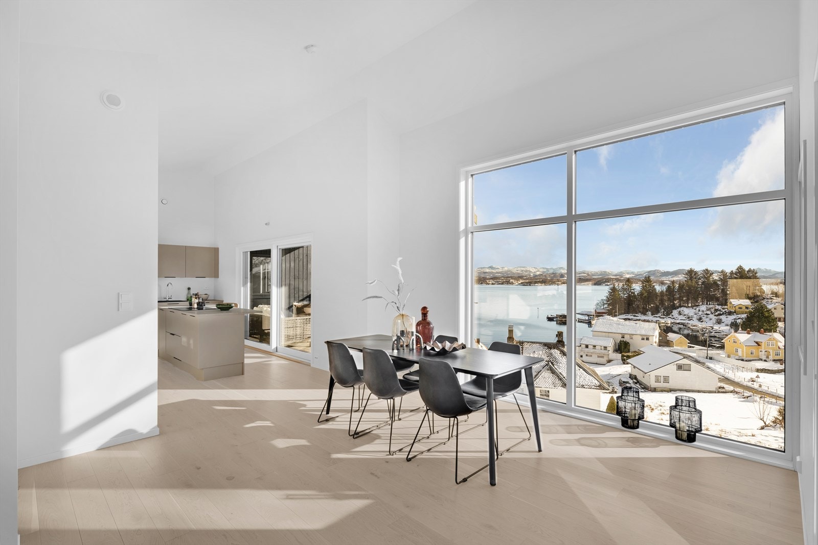 Stue - ekstra takhøyde gir en fantastisk romfølelse Galleribilde