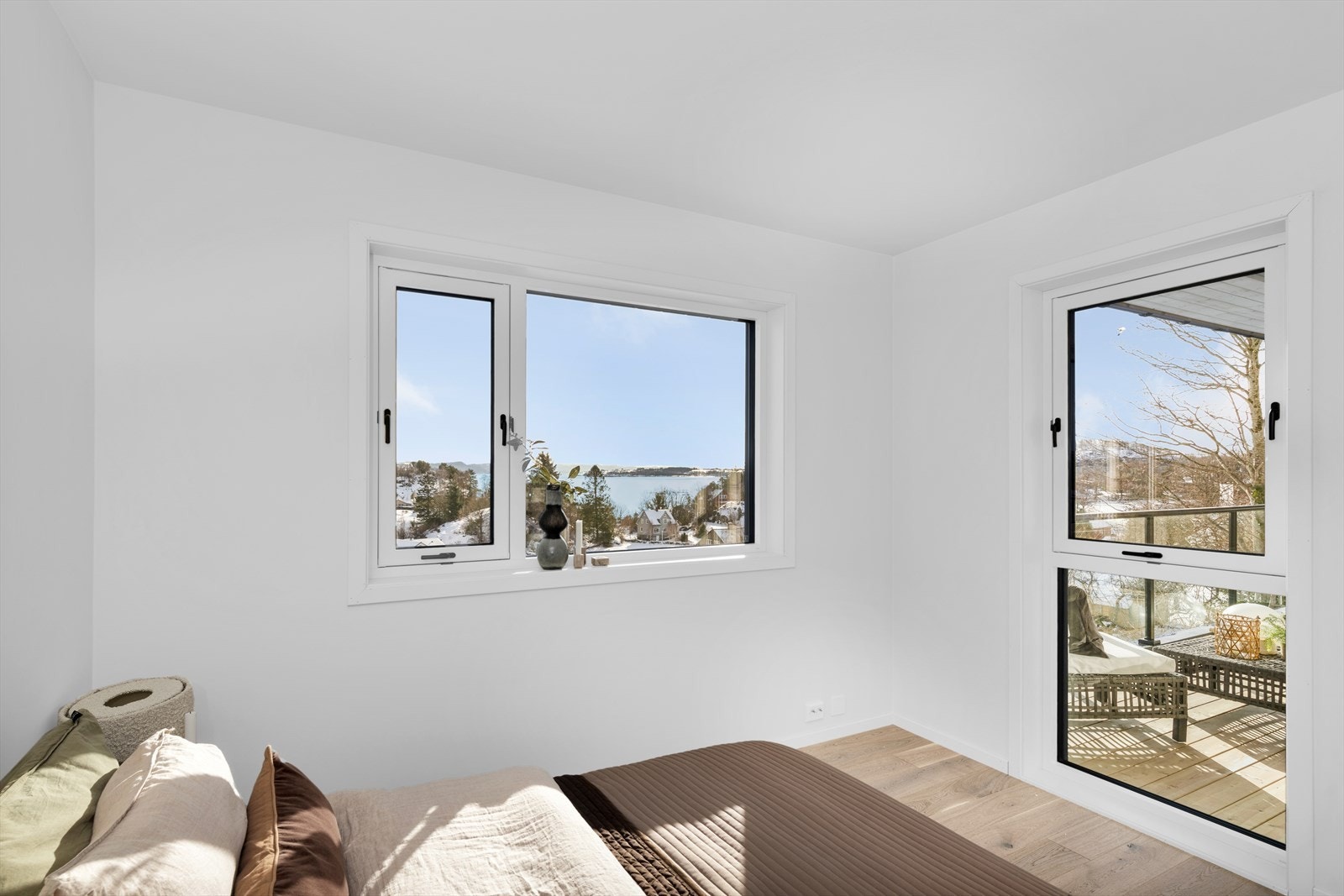 Soverom 1 - utgang til sørvendt veranda Galleribilde