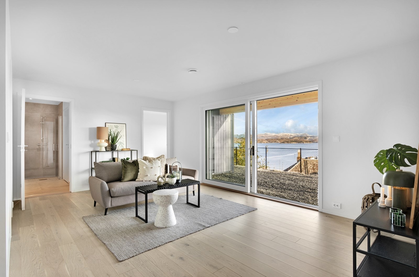 Stue u.etg. - lys og romslig Galleribilde