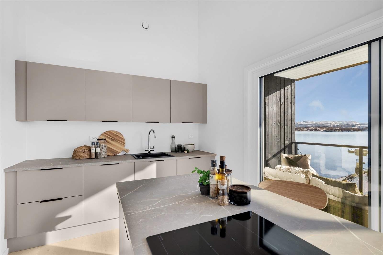 Kjøkken - utgang til sørvendt veranda med nydelig utsikt Galleribilde