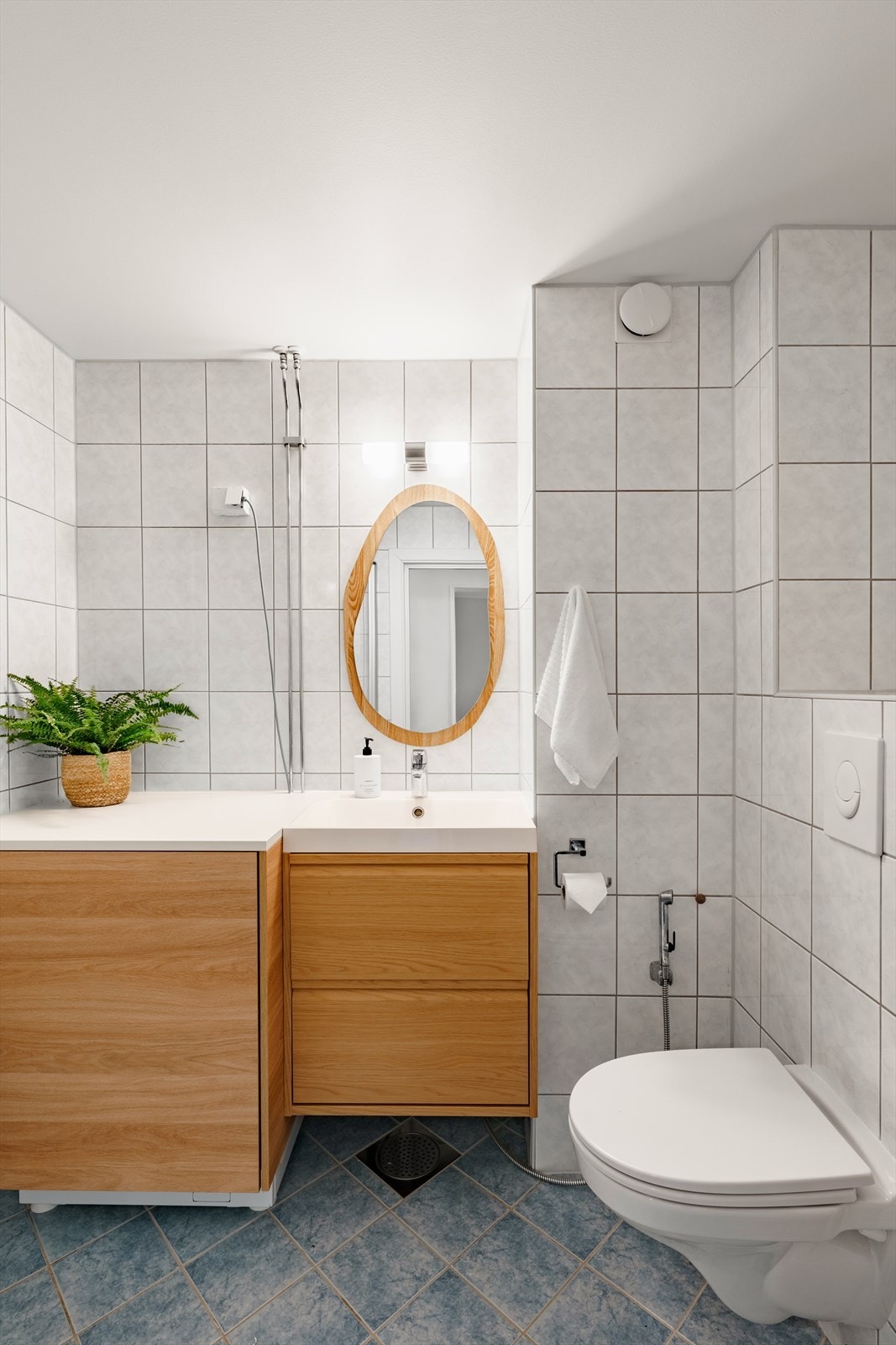 Innredningen med heldekkende servant ble skiftet i 2025 og har god oppbevaringsplass. Galleribilde