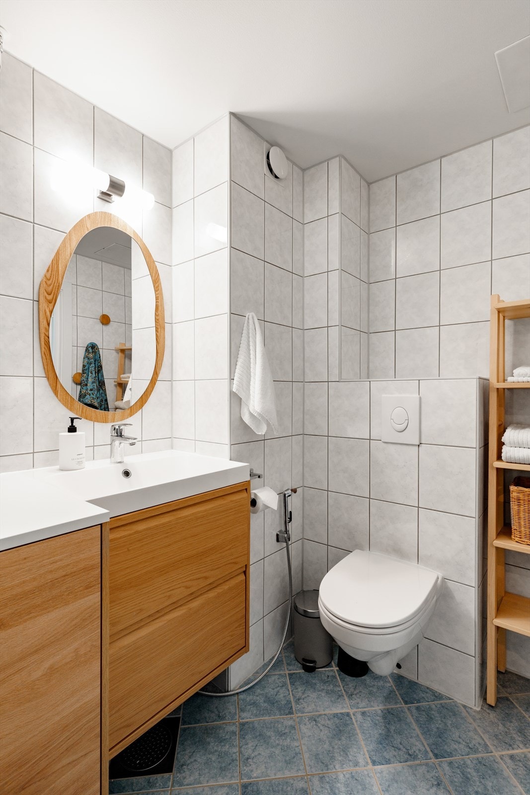 Rommet er utstyrt med vegghengt klosett og en praktisk bidethånddusj. Galleribilde