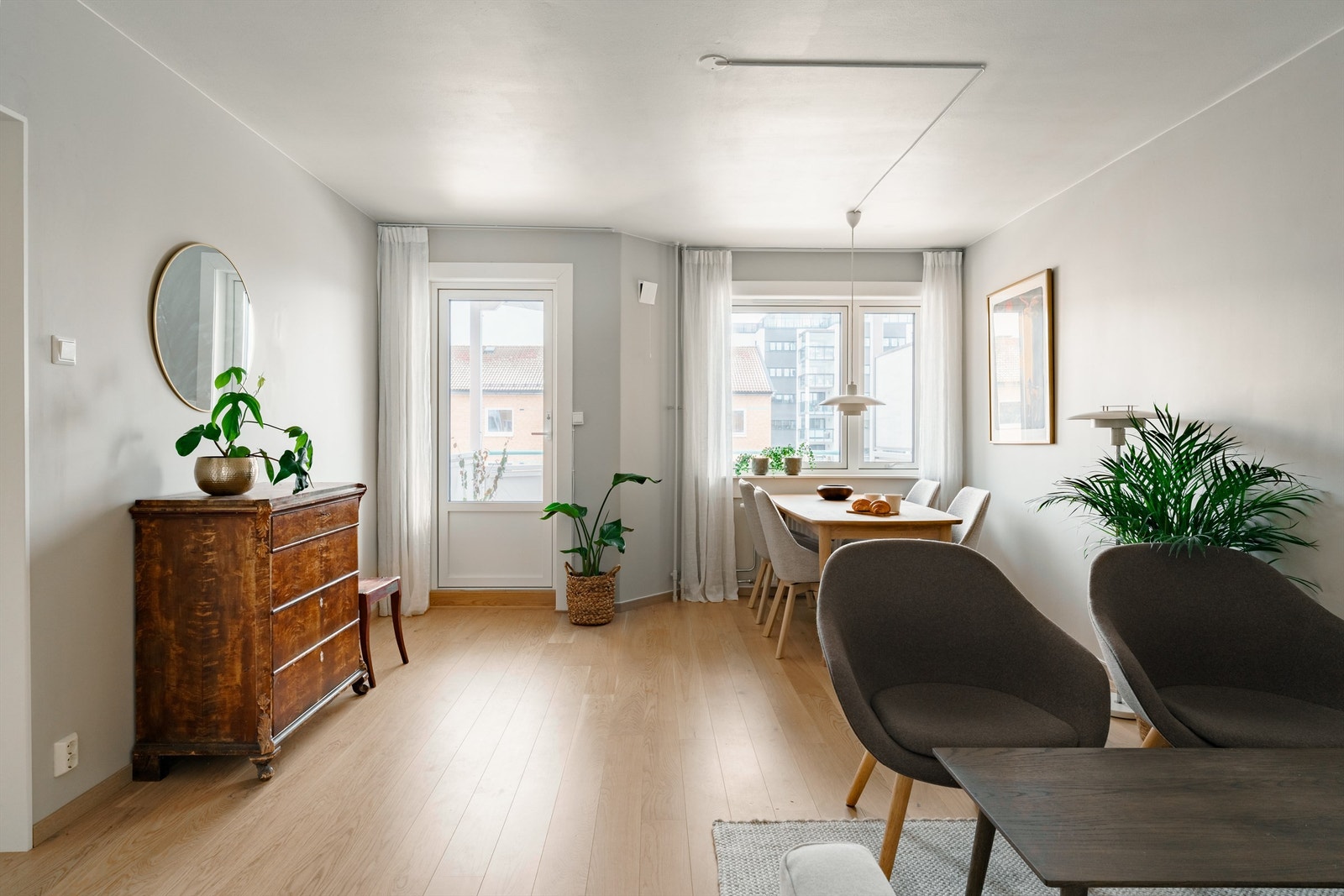 Stuen er et lyst og sentralt rom med god plass til både sittegruppe og spisebord. Galleribilde