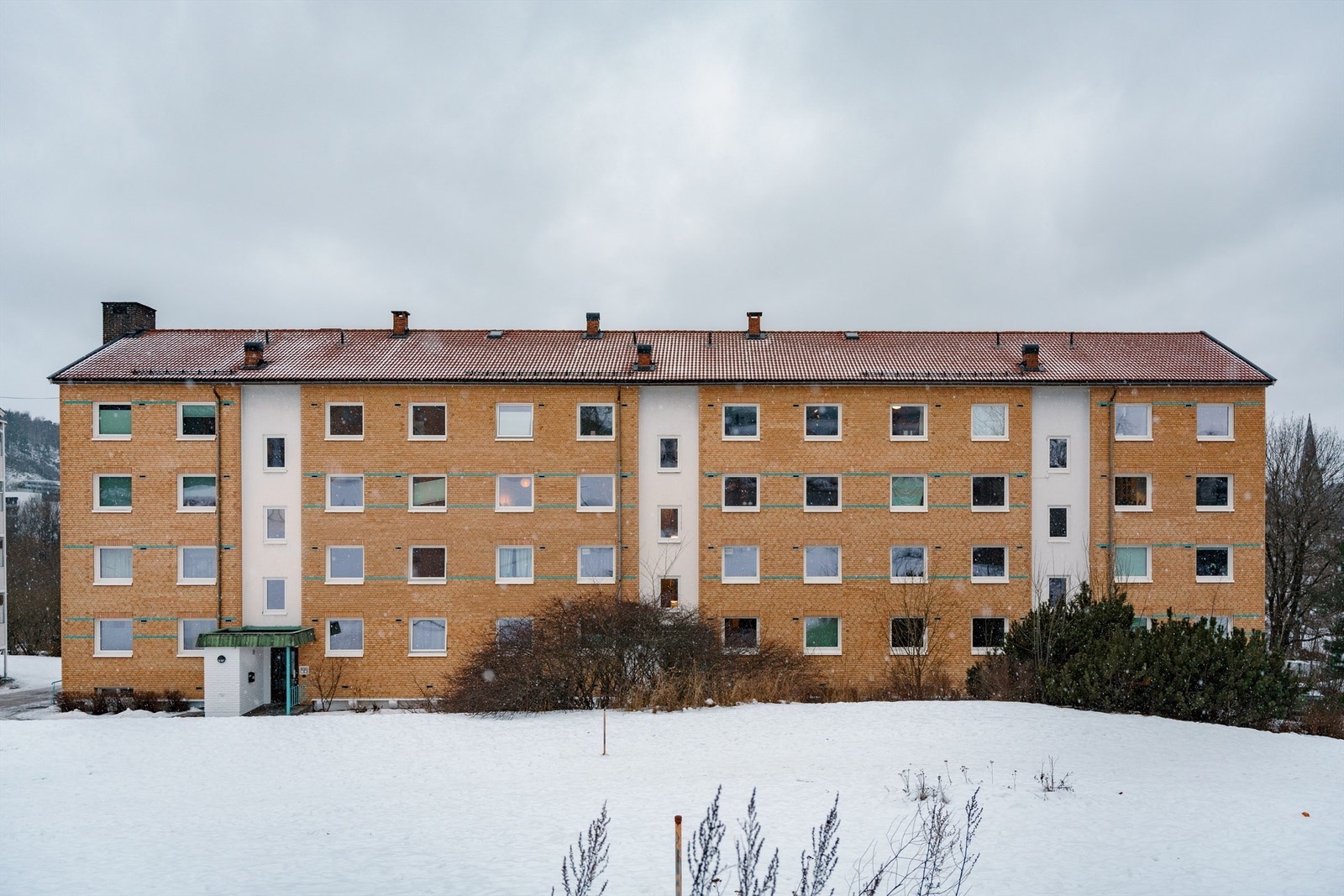 Bygget har en klassisk teglsteinsfasade og ble oppført i 1958. Galleribilde