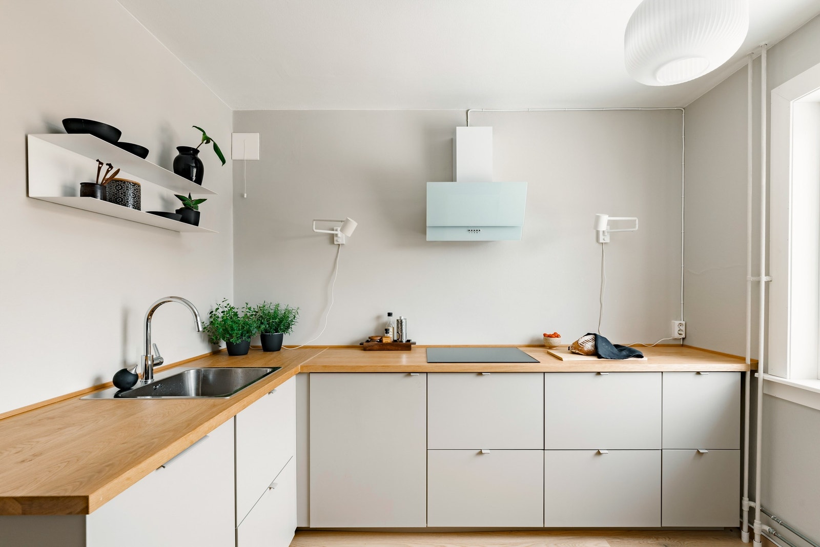 Leiligheten er perfekt for deg som ønsker å bo sentrumsnært, men likevel tilbaketrukket i rolige omgivelser. Galleribilde