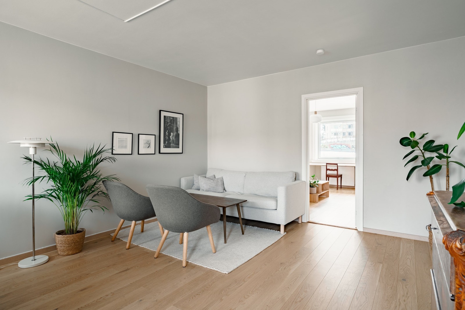 Leiligheten er gjennomgående, noe som gir gode lysforhold og utsikt til begge sider. Galleribilde