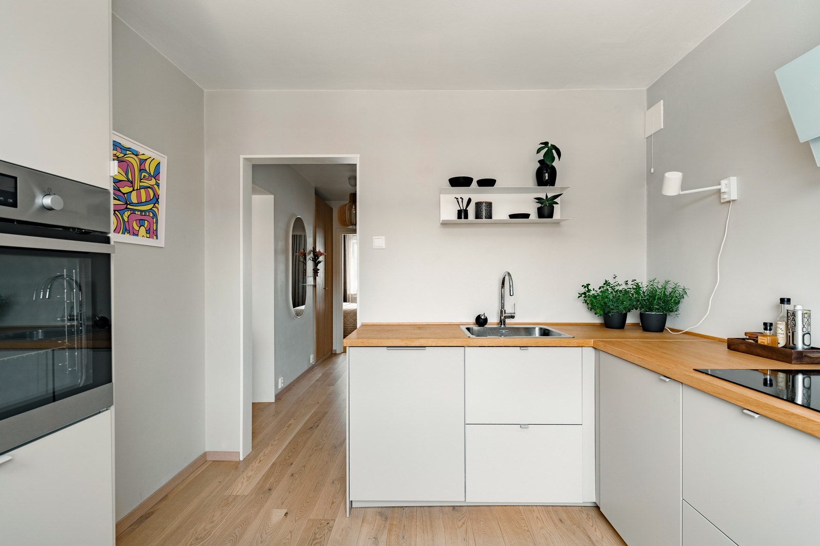 Hvitevarene er sømløst integrert i innredningen og består av platetopp, stekeovn, oppvaskmaskin og kjøleskap. Galleribilde