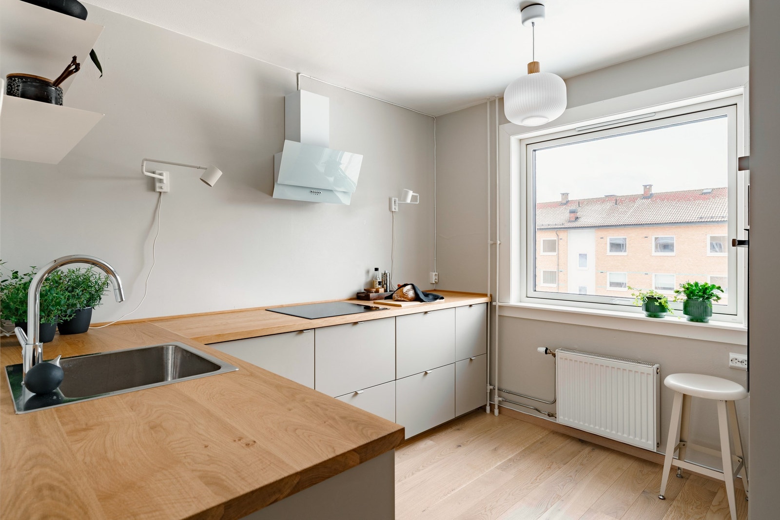 Det moderne kjøkkenet fra IKEA har rikelig med skap- og benkeplass. Kjøkkenet er nytt fra 2025, med glatte fronter og en solid benkeplate i eikefiner. Galleribilde