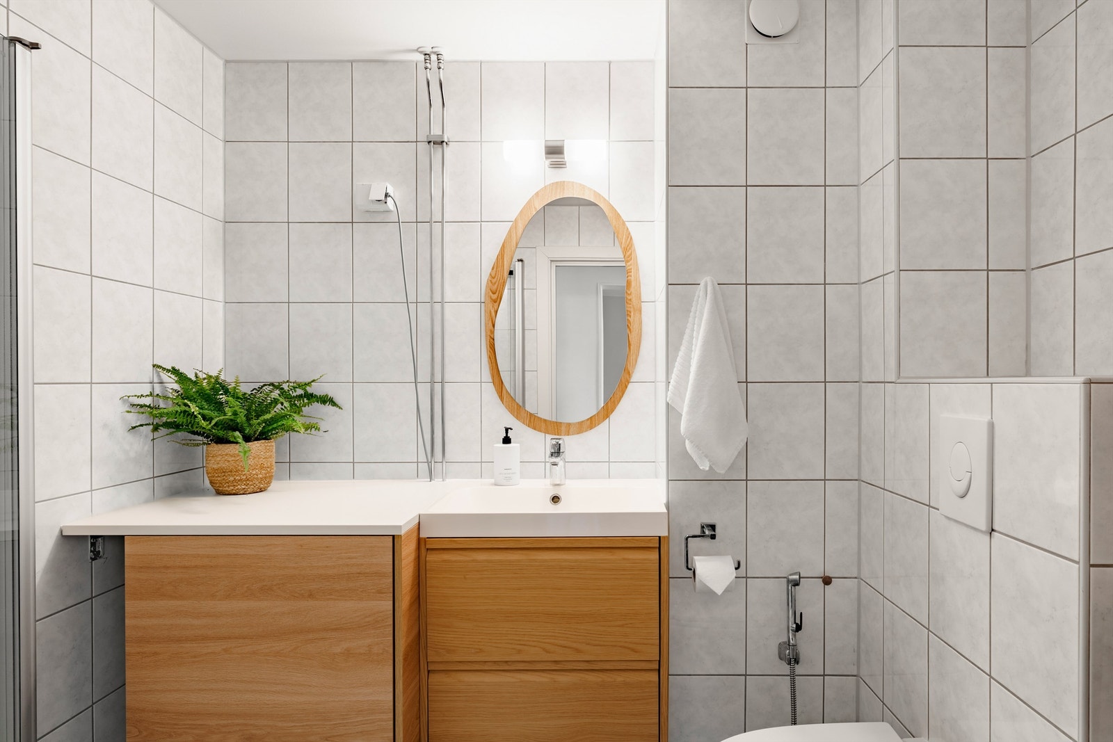 Badet har flislagte overflater og elektrisk gulvvarme med ny termostat for god komfort. Galleribilde