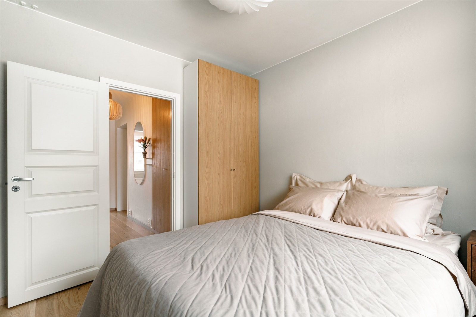 Rommet er lyst med generøs takhøyde og har en god romfølelse. Galleribilde