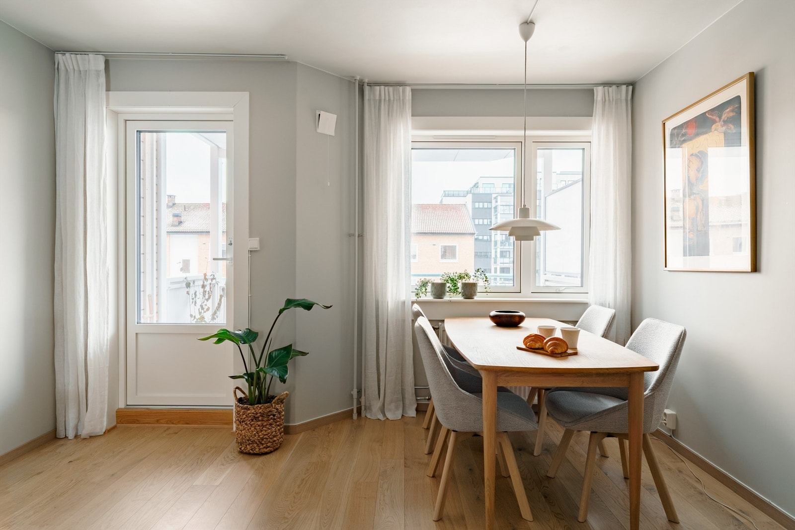 Fra stuen er det direkte utgang til balkongen. Balkongdøren er ny fra 2025. Galleribilde