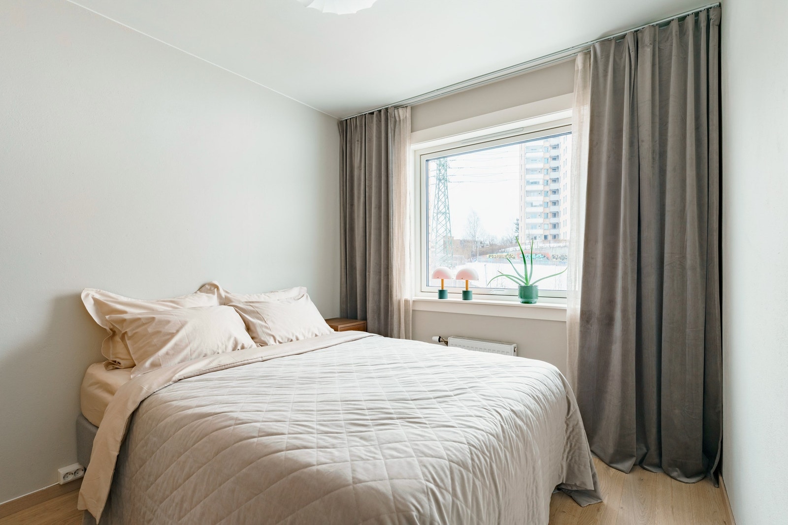 Hovedsoverommet har god plass til dobbeltseng og tilhørende nattbord. Galleribilde